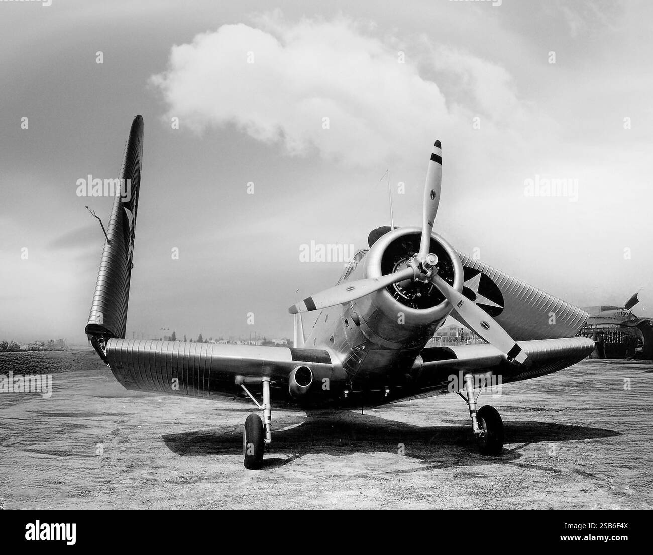 Un Douglas TBD Devastator, con ali ripiegate. Il bombardiere siluro americano della United States Navy fu ordinato nel 1934, volò per la prima volta nel 1935 ed entrò in servizio nel 1937. A quel punto, era il velivolo più avanzato in volo per la Marina, essendo il primo monoplano in metallo della Marina degli Stati Uniti, tuttavia, al momento dell'entrata degli Stati Uniti nella seconda guerra mondiale, il TBD era già obsoleto. Foto Stock