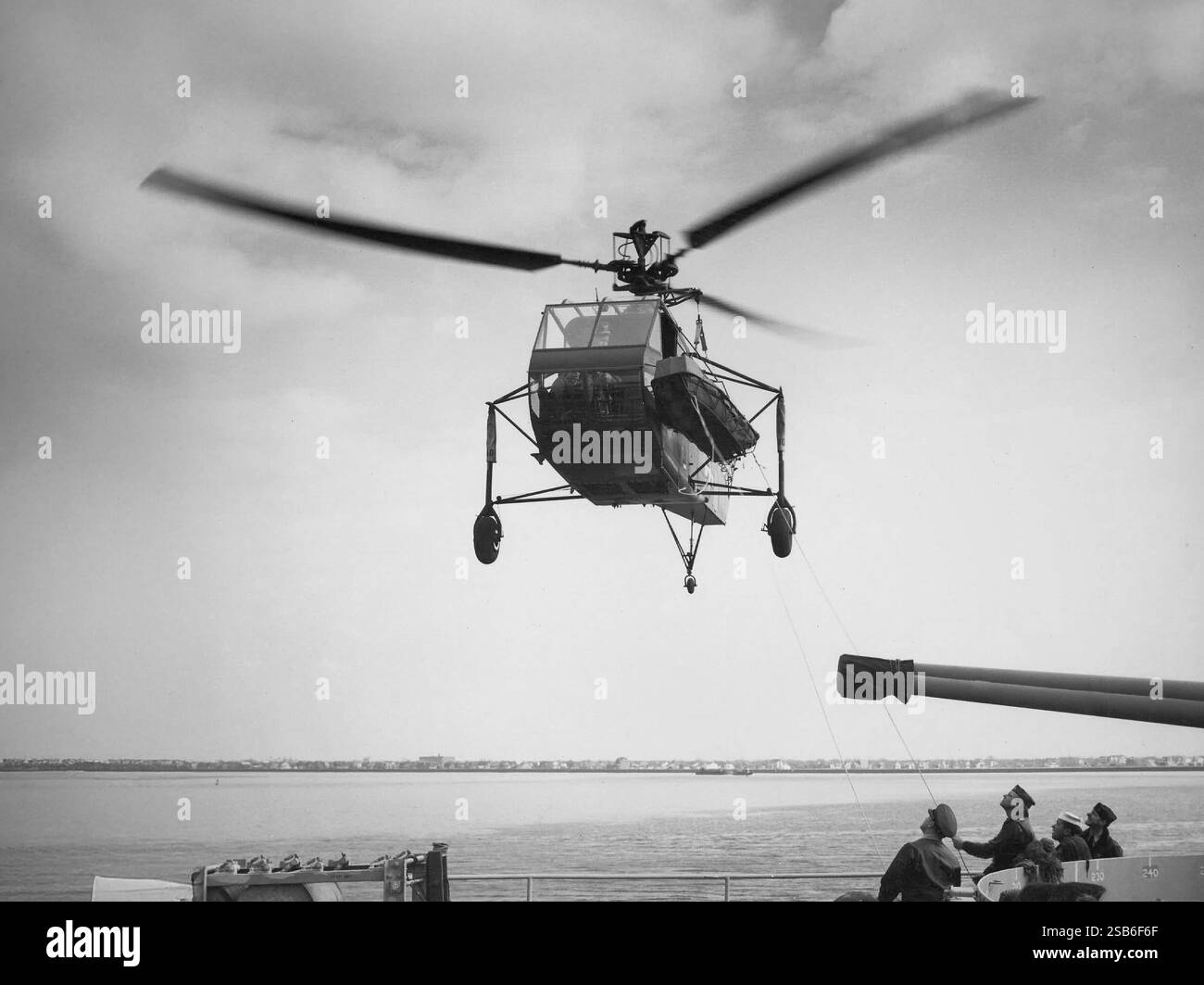 Il Sikorsky R-4, un elicottero a due posti, introdotto nel gennaio 1943, fu progettato da Igor Sikorsky con un singolo rotore principale a tre pale e alimentato da un motore radiale. È stato il primo elicottero prodotto in serie su larga scala al mondo, utilizzato principalmente in missioni di soccorso, e il primo elicottero utilizzato dalle United States Army Air Forces, dalla United States Navy, dalla United States Coast Guard e dalla Royal Air Force e dalla Royal Navy. Nel servizio della Marina degli Stati Uniti e della Guardia Costiera degli Stati Uniti, l'elicottero era conosciuto come Sikorsky HNS-1. In servizio britannico era conosciuto come Hoverfly. Foto Stock