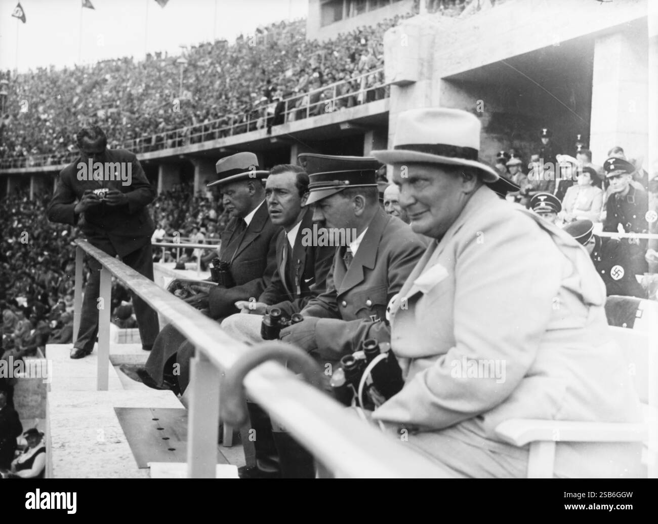 Adolf Hitler nei punti di osservazione delle Olimpiadi di Berlino del 1936. Le Olimpiadi di Berlino del 1936 sotto la dittatura nazista di Adolf Hitler furono più di un semplice evento sportivo mondiale, erano anche uno spettacolo di propaganda nazista. Foto Stock