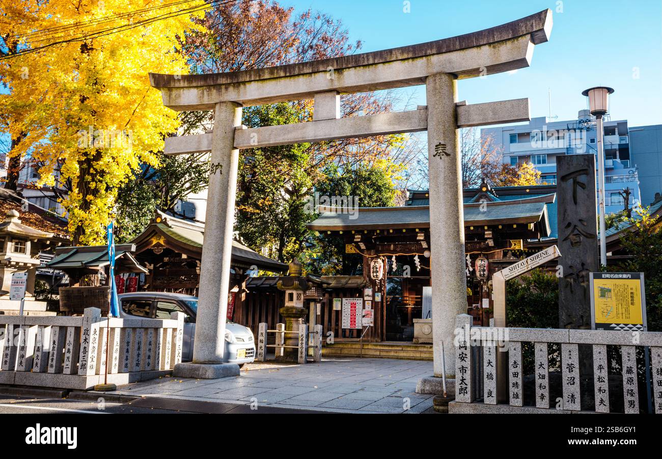 Il quartiere urbano di Tokyo di Higshi-Ueno nel quartiere di Taito Ward, presenta la porta torii in pietra per il santuario Shitaya. Foto Stock