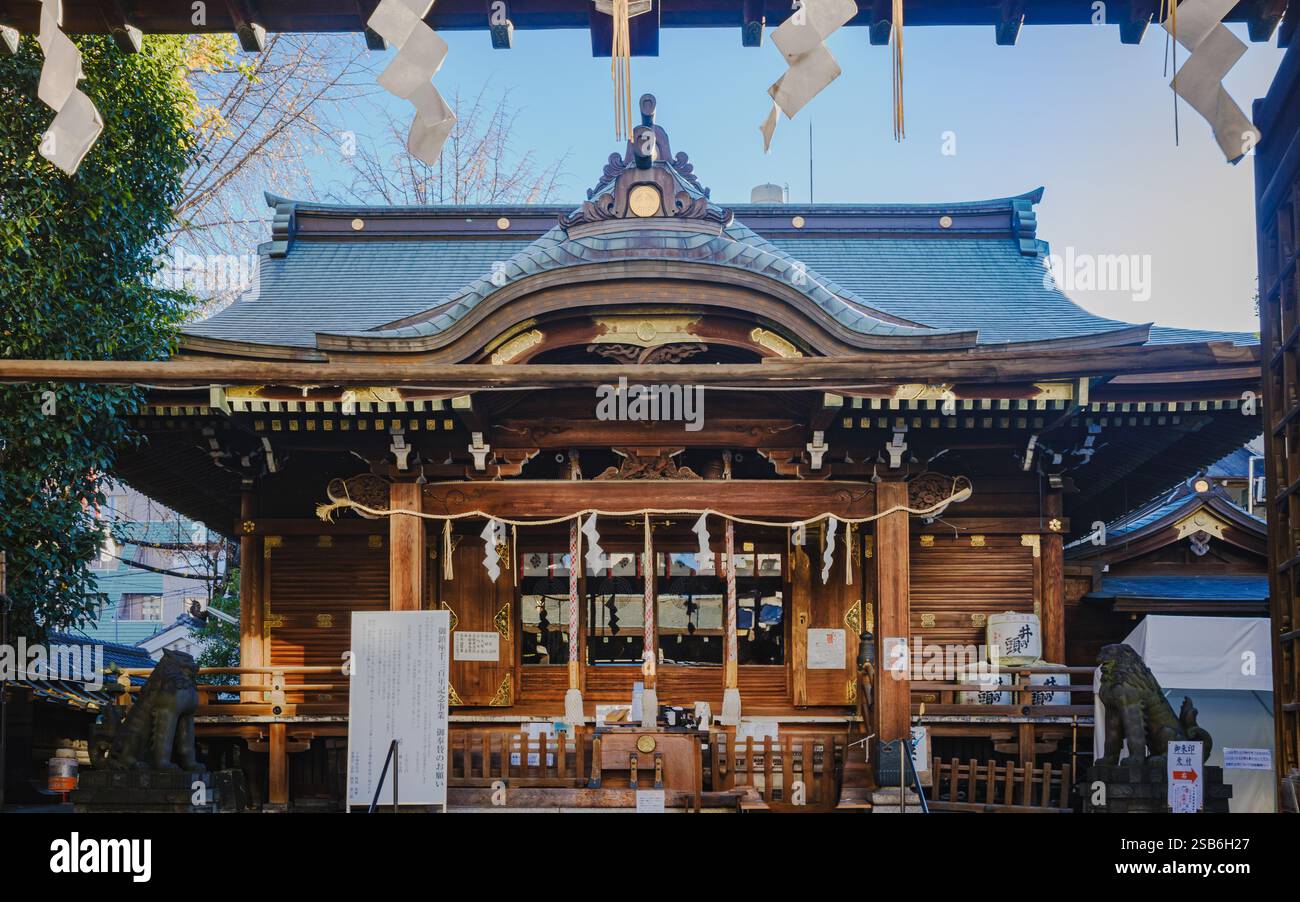 Shitaya Shrine a Higashi-Ueno, Taito Ward, Tokyo, ha catturato il mio sguardo con il suo elegante tetto curvo, noto come karahafu, e gli accessori in metallo lucido che se lo sono Foto Stock