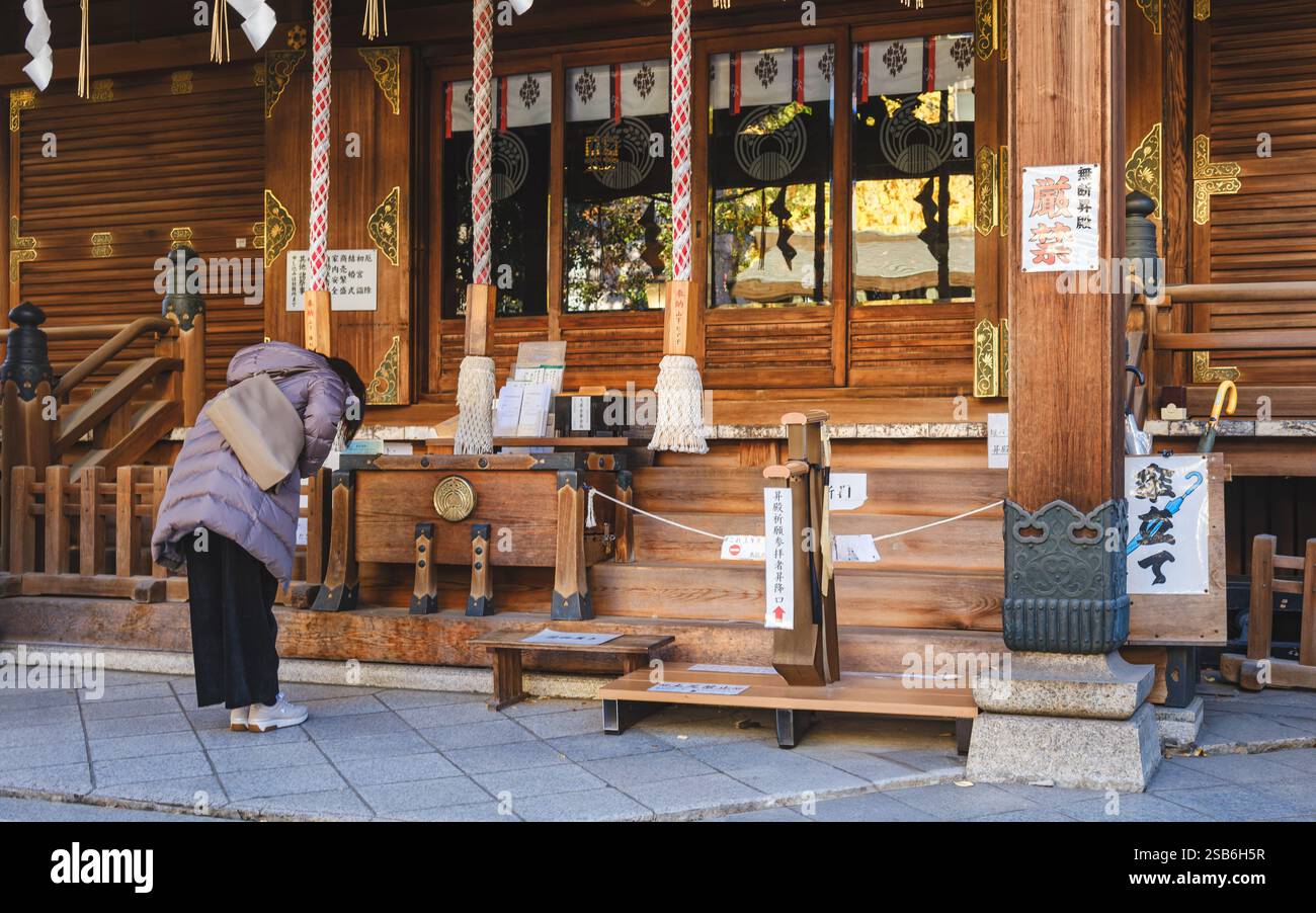 Shitaya Shrine a Higashi-Ueno, Taito Ward, Tokyo, ha catturato il mio sguardo con il suo elegante tetto curvo, noto come karahafu, e gli accessori in metallo lucido che se lo sono Foto Stock