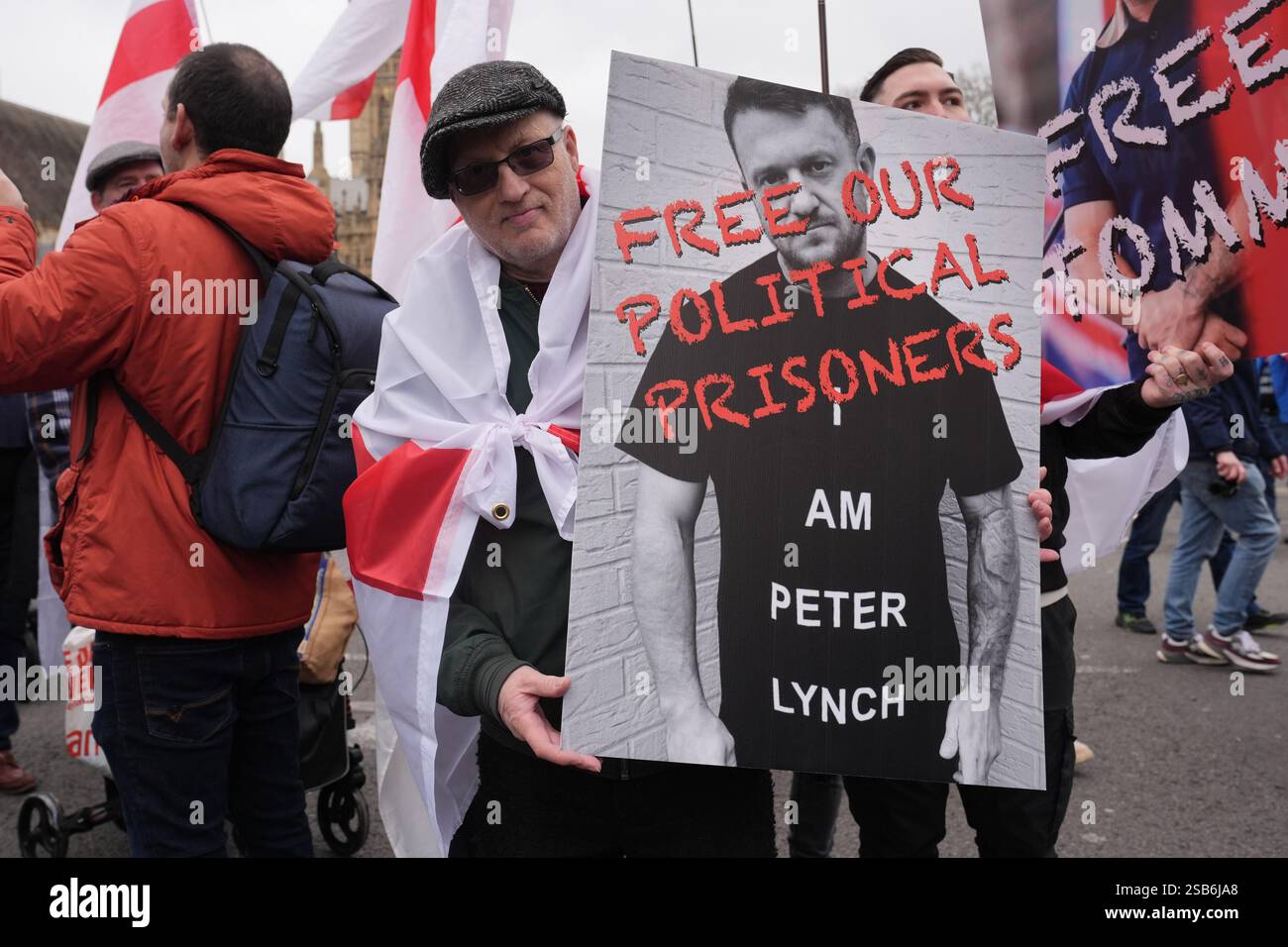 Sostenitori di Tommy Robinson durante una protesta nel centro di Londra. Robinson, il cui vero nome Stephen Yaxley-Lennon, è in isolamento in prigione dopo aver commesso disprezzo nei confronti della corte. Data foto: Sabato 1 febbraio 2025. Foto Stock