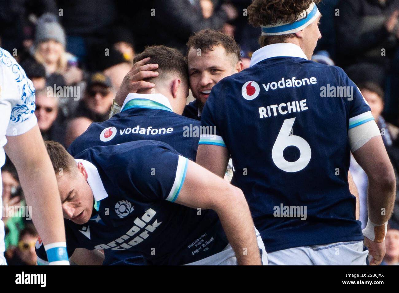 1) Pierre Schoeman abbraccia il marcatore di mete 7. Rory Darge (CO-CAPTAIN) nel match Scozia vs Italia 6 Nations, Edimburgo, Scozia, 1 febbraio 2025, credito: Samuel Wardle/Alamy Live News Foto Stock