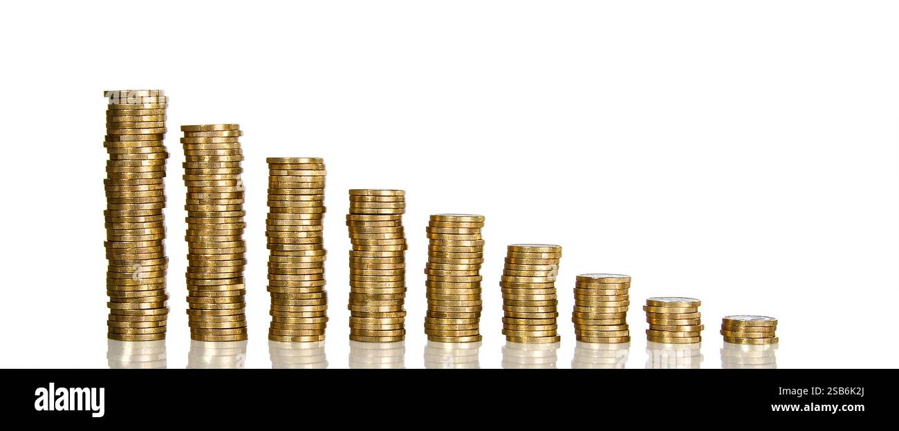 Una pila di monete in euro isolata su sfondo bianco Foto Stock
