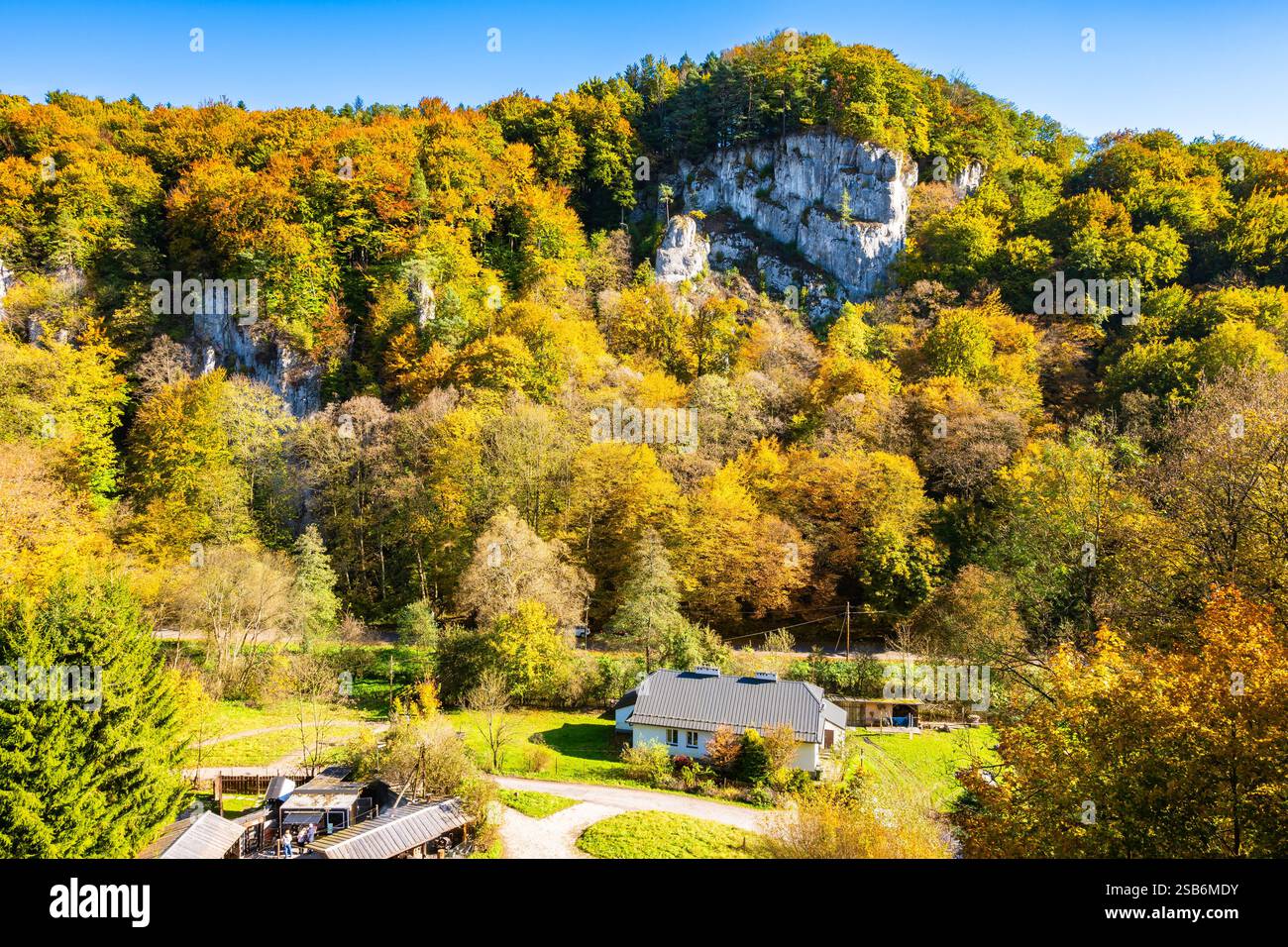 Villaggio con case in autunno colori autunnali paesaggio del Parco Nazionale di Ojcow, Polonia Foto Stock