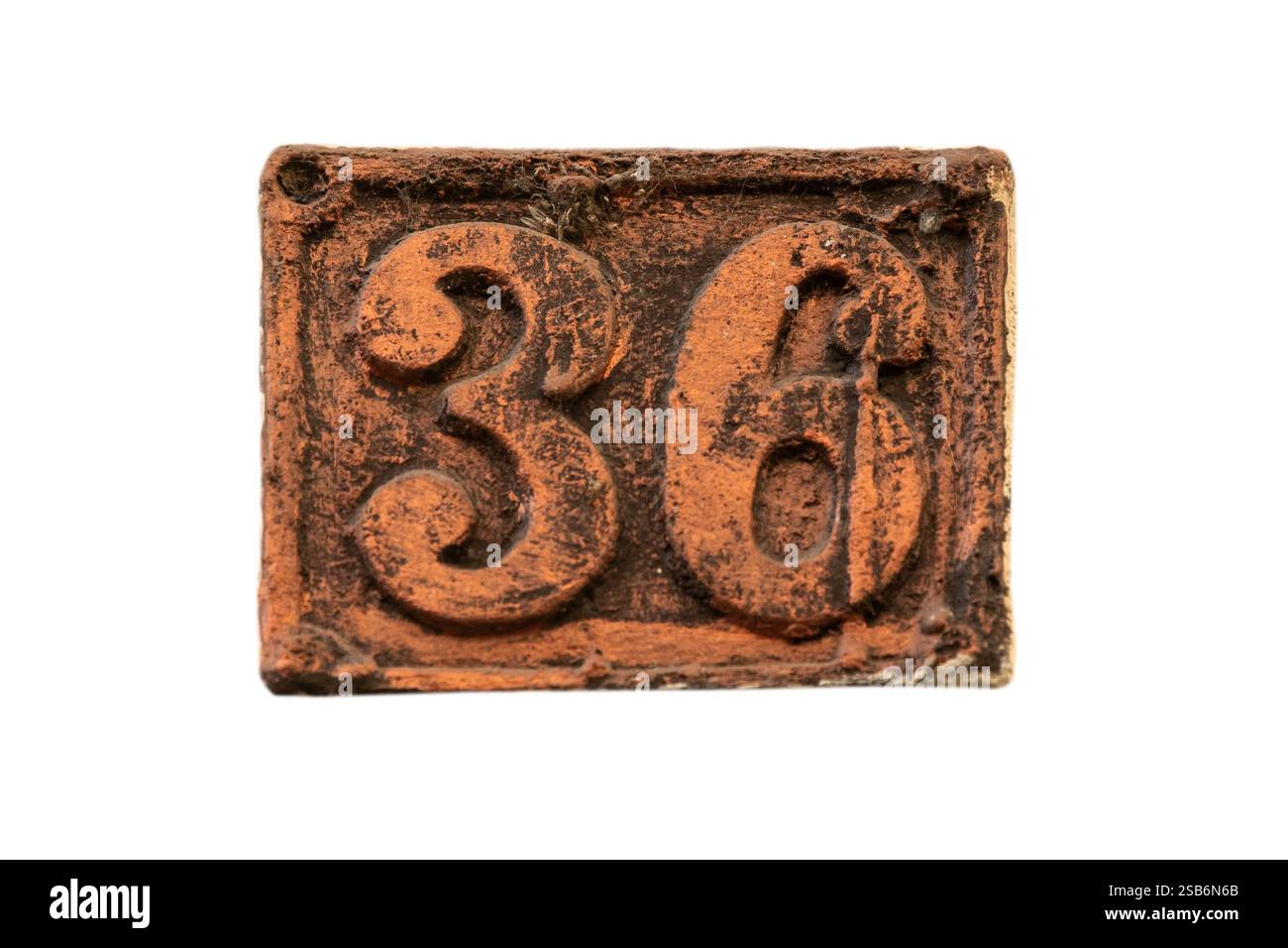 Vecchia piastra in ghisa retrospettiva con numero 36 isolata su sfondo bianco Foto Stock