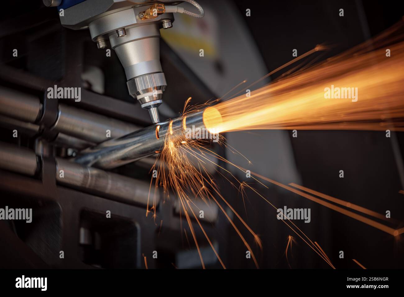 Taglio laser CNC e gas di metalli, moderna tecnologia industriale che rende dettagli industriali. L'ottica laser e il CNC vengono utilizzati per dirigere il materiale o Foto Stock