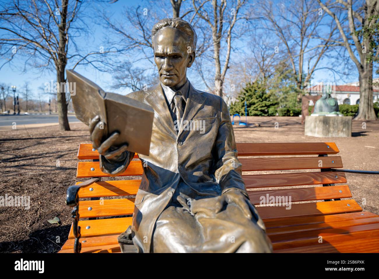 César Vallejo Sculpture Art Museum of the Americas Washington DC // WASHINGTON DC — Una scultura intitolata "Reading with the Great Poette César Vallejo" dell'artista David M. Hores Calderón si trova al Museo d'Arte delle Americhe. L'opera d'arte, donata dall'Ambasciata del Perù e dalla missione permanente del Perù all'Organizzazione degli Stati americani, onora l'eredità del celebre poeta peruviano César Vallejo. L'installazione rappresenta collegamenti culturali e letterari tra il Perù e le Americhe. Foto Stock