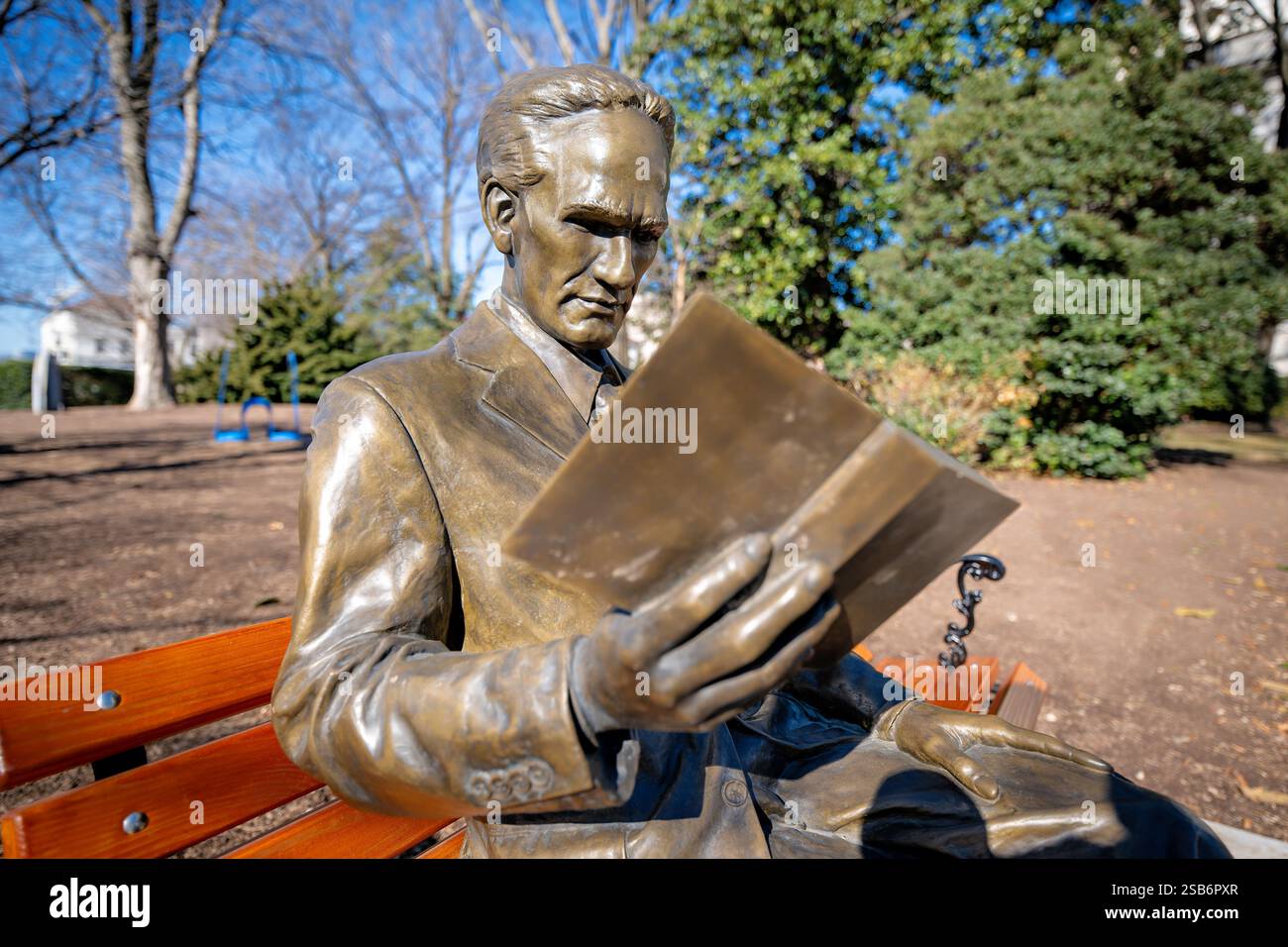 César Vallejo Sculpture Art Museum of the Americas Washington DC // WASHINGTON DC — Una scultura intitolata "Reading with the Great Poette César Vallejo" dell'artista David M. Hores Calderón si trova al Museo d'Arte delle Americhe. L'opera d'arte, donata dall'Ambasciata del Perù e dalla missione permanente del Perù all'Organizzazione degli Stati americani, onora l'eredità del celebre poeta peruviano César Vallejo. L'installazione rappresenta collegamenti culturali e letterari tra il Perù e le Americhe. Foto Stock