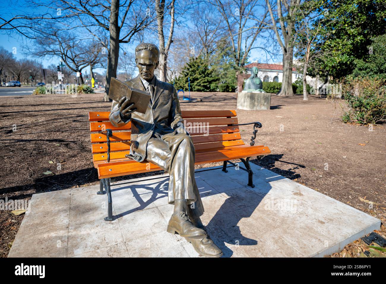 César Vallejo Sculpture Art Museum of the Americas Washington DC // WASHINGTON DC — Una scultura intitolata "Reading with the Great Poette César Vallejo" dell'artista David M. Hores Calderón si trova al Museo d'Arte delle Americhe. L'opera d'arte, donata dall'Ambasciata del Perù e dalla missione permanente del Perù all'Organizzazione degli Stati americani, onora l'eredità del celebre poeta peruviano César Vallejo. L'installazione rappresenta collegamenti culturali e letterari tra il Perù e le Americhe. Foto Stock