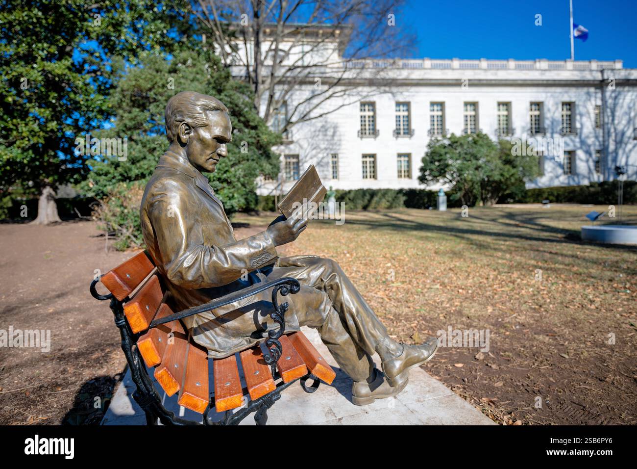 César Vallejo Sculpture Art Museum of the Americas Washington DC // WASHINGTON DC — Una scultura intitolata "Reading with the Great Poette César Vallejo" dell'artista David M. Hores Calderón si trova al Museo d'Arte delle Americhe. L'opera d'arte, donata dall'Ambasciata del Perù e dalla missione permanente del Perù all'Organizzazione degli Stati americani, onora l'eredità del celebre poeta peruviano César Vallejo. L'installazione rappresenta collegamenti culturali e letterari tra il Perù e le Americhe. Foto Stock