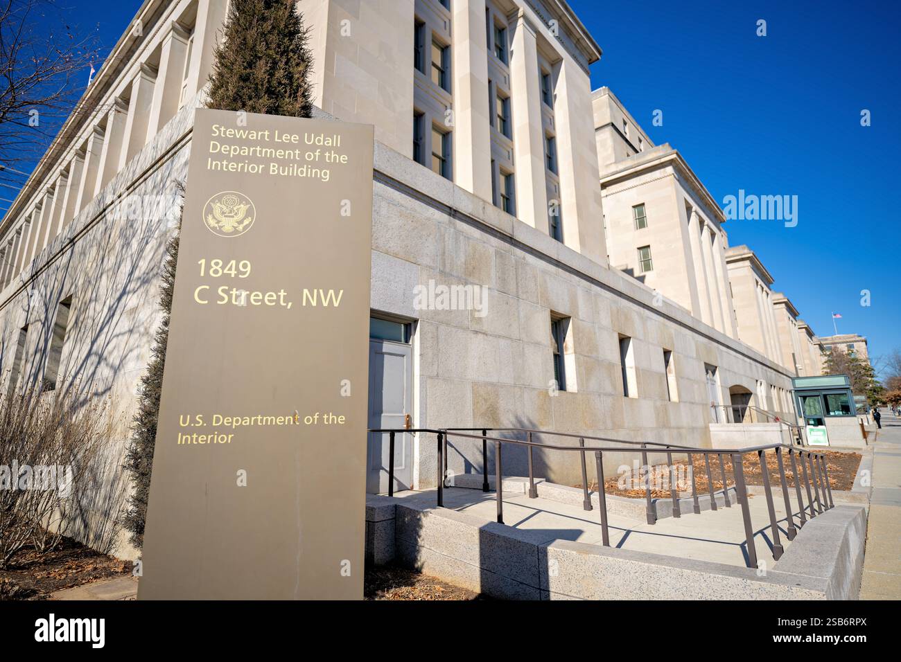 WASHINGTON DC - l'ingresso di C Street al Dipartimento Stewart Lee Udall dell'Interior Building mette in mostra un significativo design architettonico Art Deco degli anni '1930 Questo ingresso principale funge da principale punto di accesso pubblico al quartier generale del Dipartimento degli interni, che è stato completato nel 1936 durante la grande depressione come parte del complesso del Triangolo Federale. L'edificio, rinominato nel 2010 in onore di Stewart Lee Udall, che fu Segretario degli interni sotto i presidenti Kennedy e Johnson, presenta elementi architettonici distintivi dell'era New Deal. La struttura ospita la depa federale Foto Stock