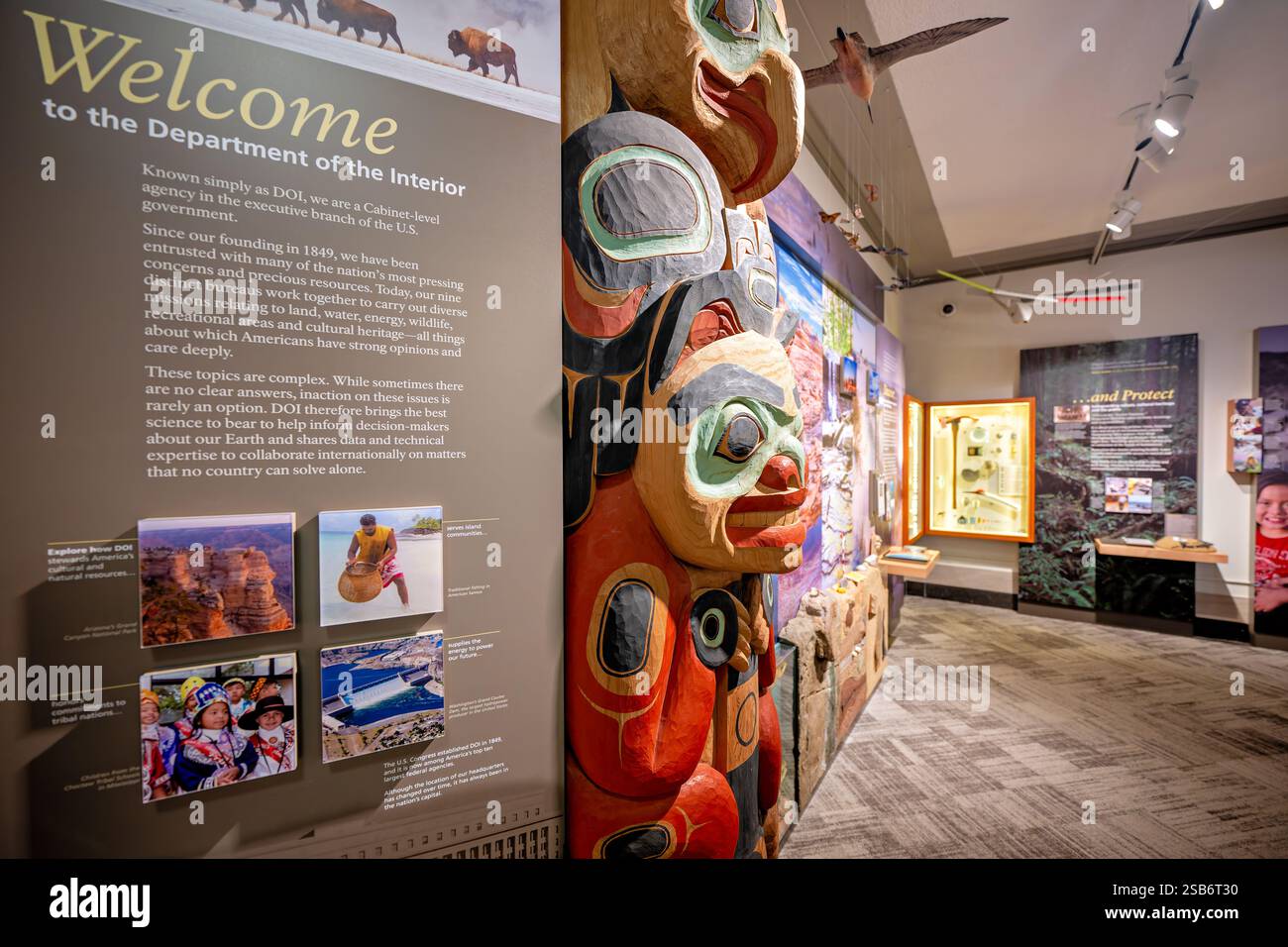 WASHINGTON DC - Un cartello di benvenuto al Department of the Interior Museum introduce i visitatori al DOI, un'agenzia a livello di gabinetto del governo federale degli Stati Uniti. Istituito nel 1849, il Dipartimento supervisiona nove uffici responsabili della gestione della terra, dell'acqua, dell'energia, della fauna selvatica e delle aree ricreative della nazione, e patrimonio culturale. Il display informativo spiega come l'agenzia lavora per gestire le risorse culturali e naturali dell'America, onorare gli impegni verso le nazioni tribali e fornire energia per il futuro del paese. Il segno constata che, mentre la sede centrale del DOI è cambiata nel tempo, Foto Stock