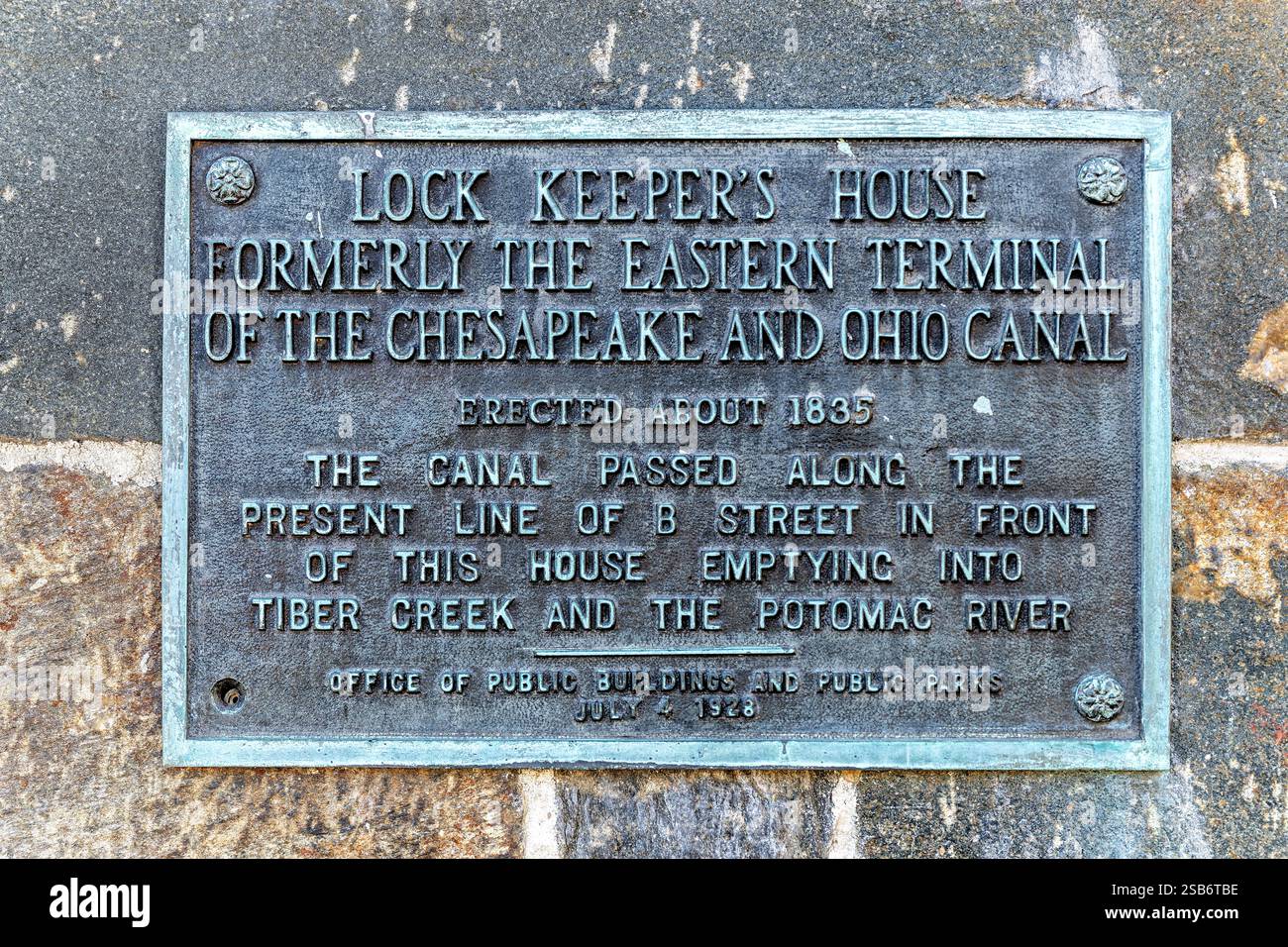 LOCK Keeper's House Chesapeake e Ohio Canal Washington DC // WASHINGTON DC — la Lock Keeper's House, costruita intorno al 1835, si trova a Constitution Avenue e 17th Street NW. Questa struttura storica rimane l'ultimo residuo visibile del Chesapeake e del capolinea orientale del canale dell'Ohio. L'edificio una volta serviva come residenza e ufficio per il custode che gestiva la chiusa terminale del canale. Foto Stock LOCK Keeper's House Chesapeake e Ohio Canal Washington DC // WASHINGTON DC — la Lock Keeper's House, costruita intorno al 1835, si trova a Constitution Avenue e 17th Street NW. Questa struttura storica rimane l'ultimo residuo visibile del Chesapeake e del capolinea orientale del canale dell'Ohio. L'edificio una volta serviva come residenza e ufficio per il custode che gestiva la chiusa terminale del canale. Foto Stock