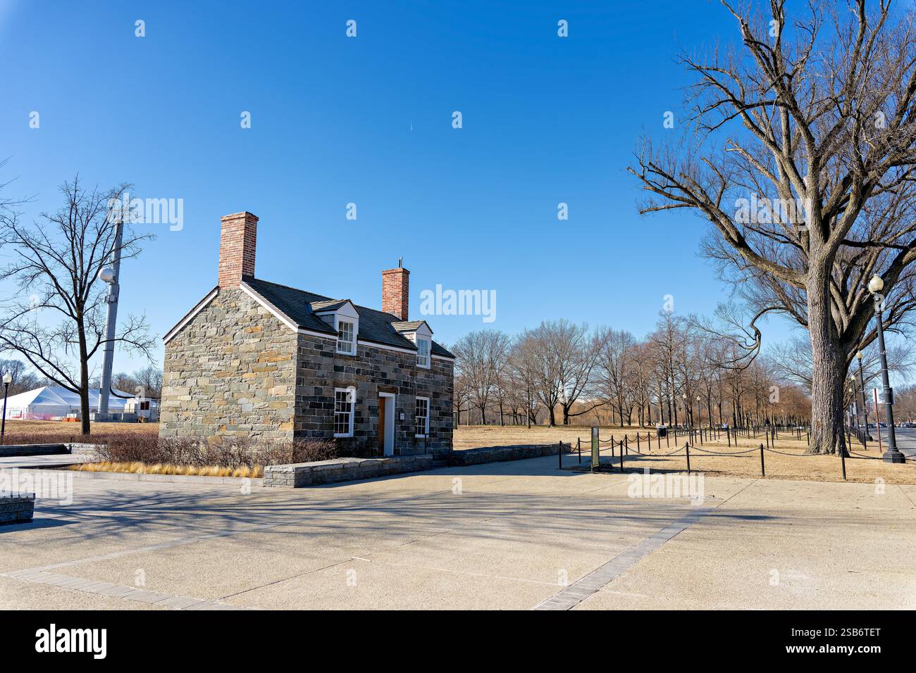 LOCK Keeper's House Washington DC // WASHINGTON DC — la Lock Keeper's House, costruita intorno al 1835, si trova a Constitution Avenue e 17th Street NW. Questa struttura storica rimane l'ultimo residuo visibile del Chesapeake e del capolinea orientale del canale dell'Ohio. L'edificio una volta serviva come residenza e ufficio per il custode che gestiva la chiusa terminale del canale. Foto Stock LOCK Keeper's House Washington DC // WASHINGTON DC — la Lock Keeper's House, costruita intorno al 1835, si trova a Constitution Avenue e 17th Street NW. Questa struttura storica rimane l'ultimo residuo visibile del Chesapeake e del capolinea orientale del canale dell'Ohio. L'edificio una volta serviva come residenza e ufficio per il custode che gestiva la chiusa terminale del canale. Foto Stock
