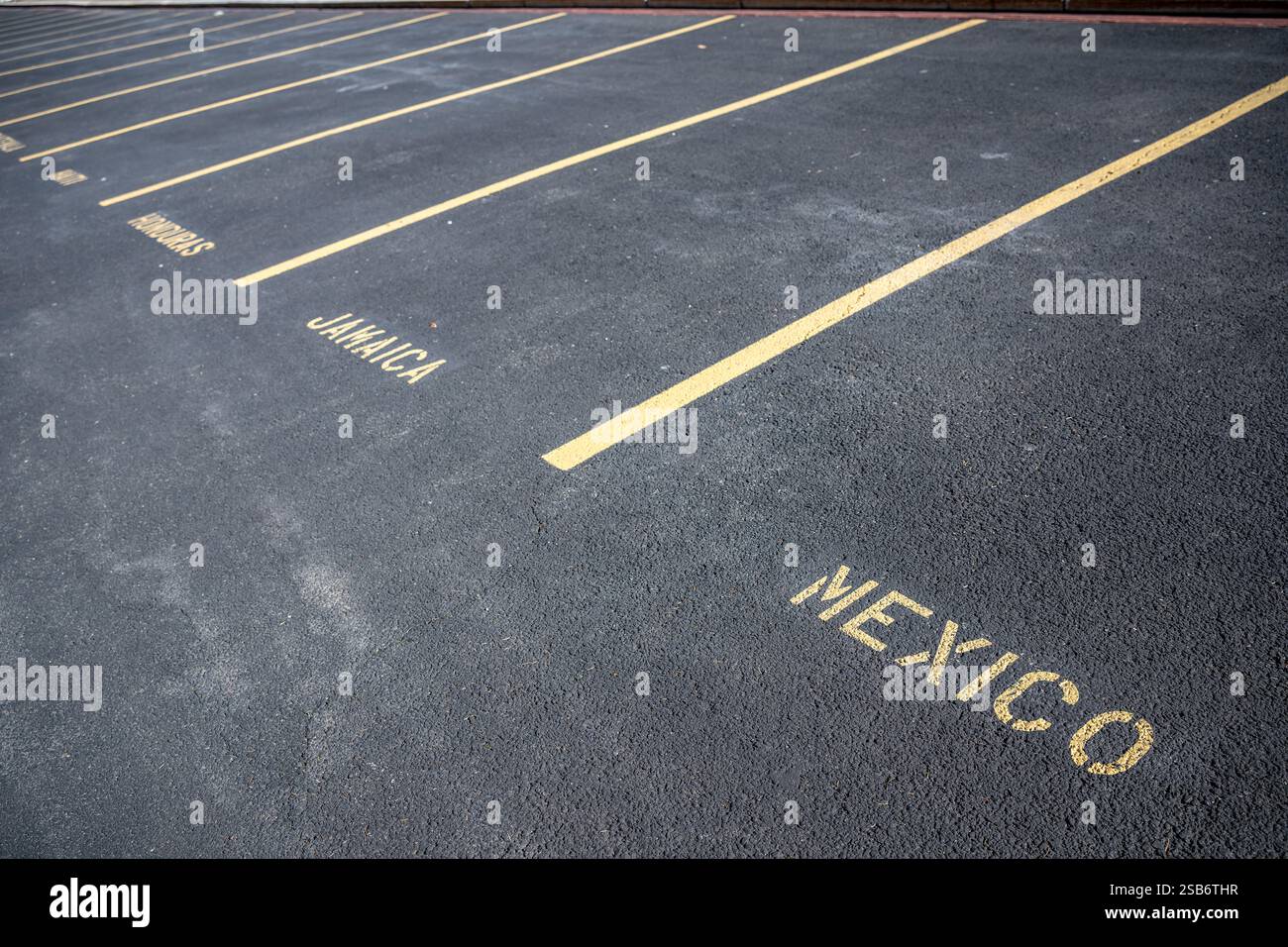 Organizzazione degli Stati americani Parcheggio spazi Washington DC // WASHINGTON DC — posti di parcheggio designati per l'Organizzazione degli Stati membri americani, tra cui Honduras e Messico, sono contrassegnati nell'area di parcheggio di fronte all'edificio OAS. Gli spazi riservati riflettono i protocolli diplomatici della sede dell'organizzazione internazionale. Foto Stock
