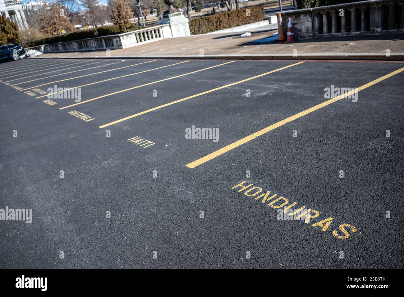 Organizzazione degli Stati americani Parcheggio Washington DC // WASHINGTON DC — posti di parcheggio designati per l'Organizzazione degli Stati membri americani, tra cui Honduras e Messico, sono contrassegnati nell'area di parcheggio di fronte all'edificio OAS. Gli spazi riservati riflettono i protocolli diplomatici della sede dell'organizzazione internazionale. Foto Stock