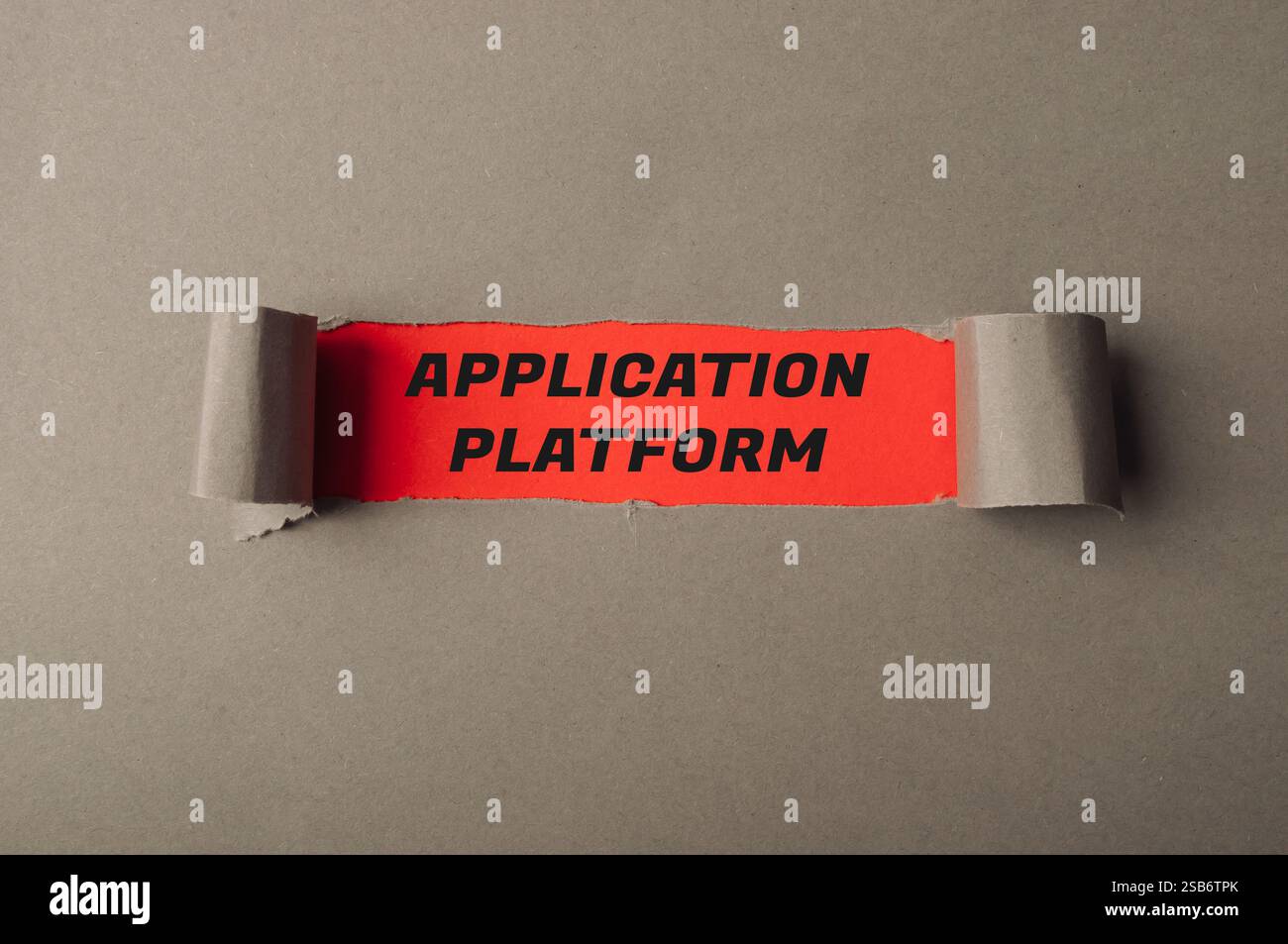 Strappato un pezzo di carta con la scritta "applicazione". La carta è rossa e presenta un contorno nero Foto Stock