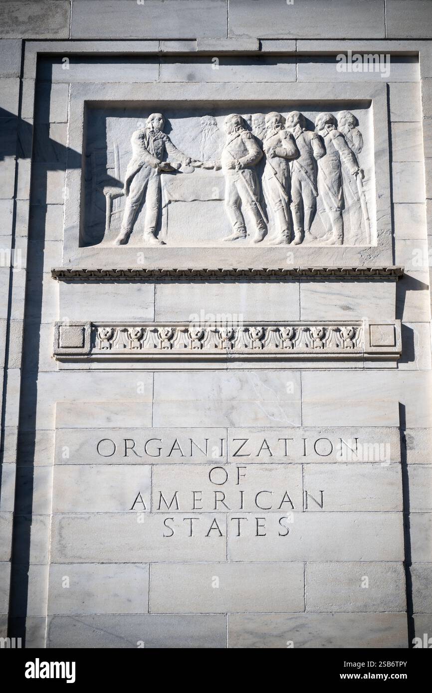 Simon Bolivar Jose de San Martin Relief Organization of American States Washington DC // WASHINGTON DC — Un pannello in rilievo in marmo di Isidore Konti raffigura lo storico incontro del 1822 tra Simon Bolivar e Jose de San Martin a Guayaquil. Situato sopra la scultura "Sud America" presso l'Organization of American States Building, il bassorilievo largo oltre 2 metri commemora l'unico incontro tra i due leader della liberazione sudamericani. Un medaglione con un condor sudamericano appare sopra il pannello storico. Foto Stock