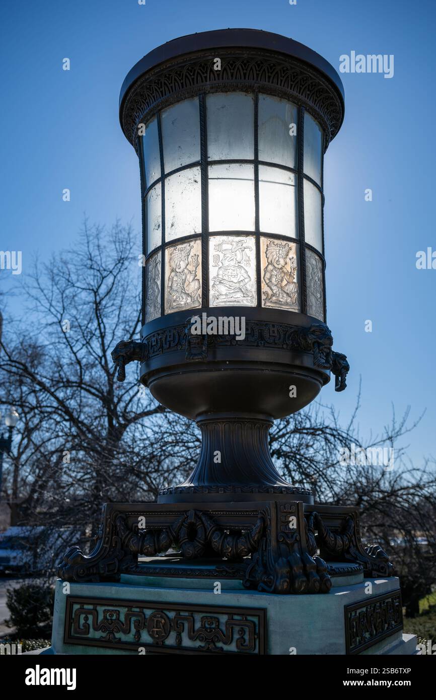 Organizzazione degli Stati americani Lanterna Maya Washington DC // WASHINGTON DC — due grandi lanterne di vetro con motivi Maya adornano l'ingresso dell'Organization of American States Building. Le decorazioni incorporano elementi di design indigeni nei loro pannelli di vetro, riflettendo il tema architettonico Pan-americano dell'edificio. Le lanterne cerimoniali fiancheggiano l'ingresso principale. Foto Stock
