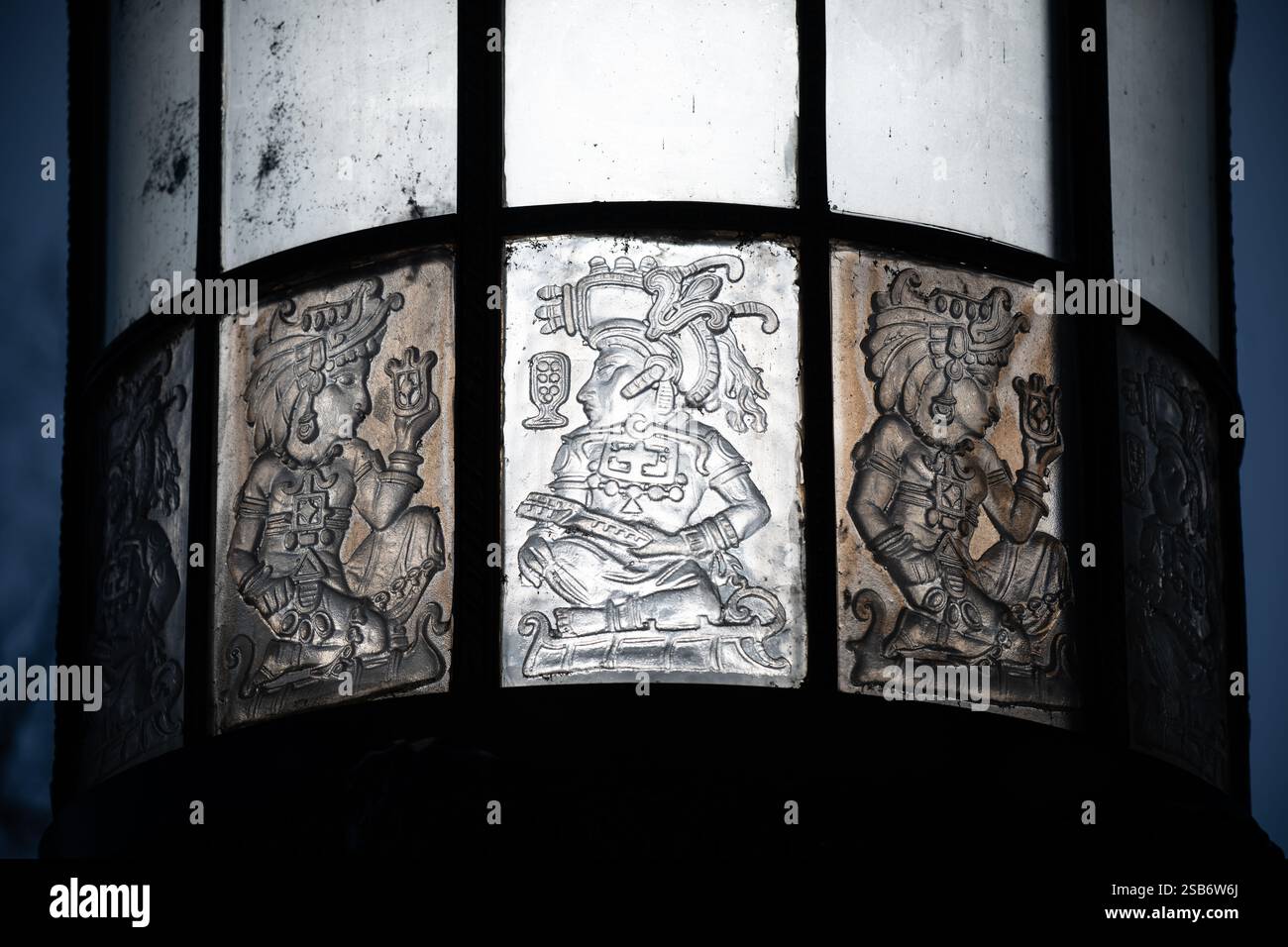 Organizzazione degli Stati americani Lanterna Maya Washington DC // WASHINGTON DC — due grandi lanterne di vetro con motivi Maya adornano l'ingresso dell'Organization of American States Building. Le decorazioni incorporano elementi di design indigeni nei loro pannelli di vetro, riflettendo il tema architettonico Pan-americano dell'edificio. Le lanterne cerimoniali fiancheggiano l'ingresso principale. Foto Stock