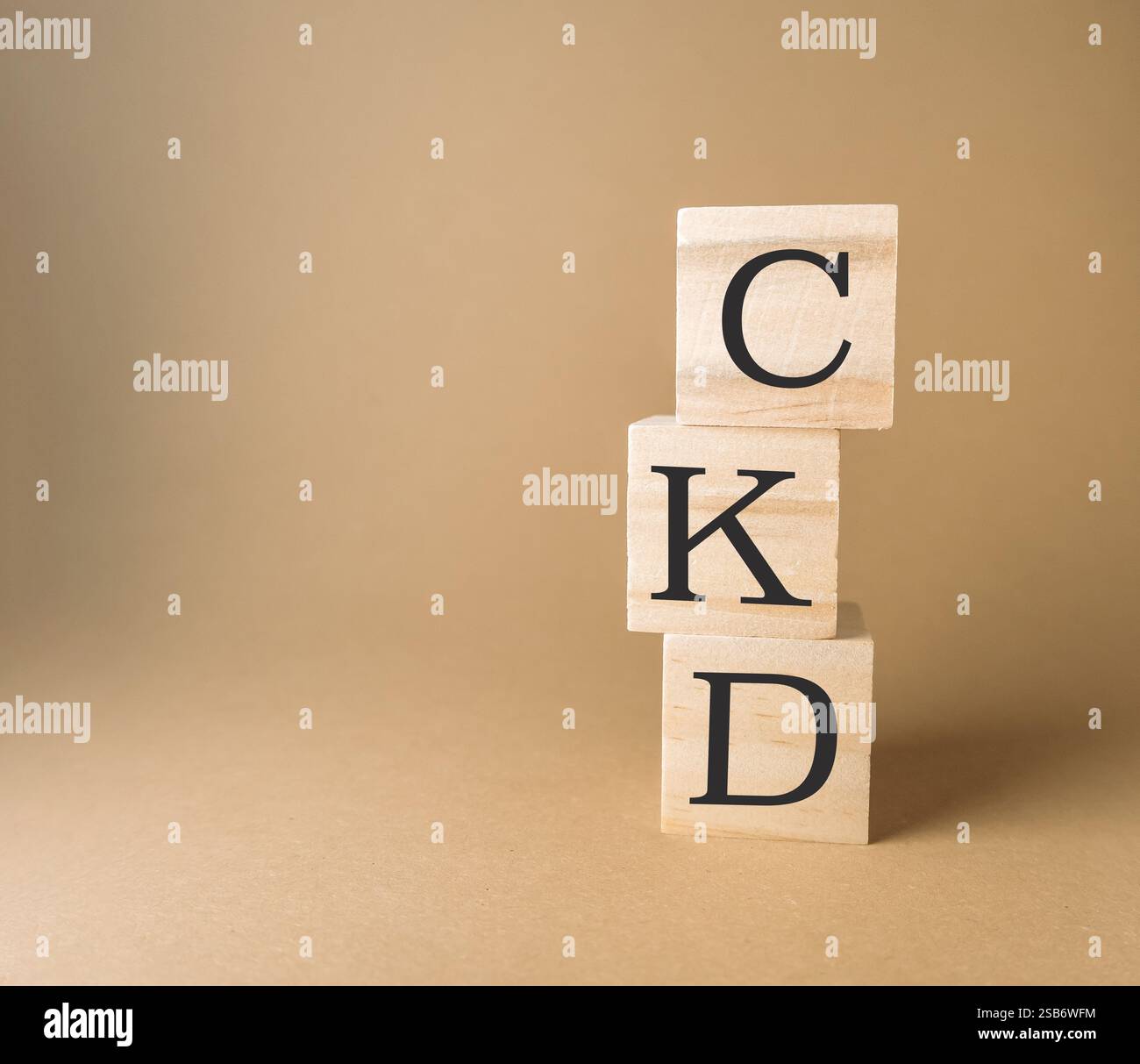Tre blocchi di legno impilati uno sopra l'altro, con le lettere CKD Foto Stock