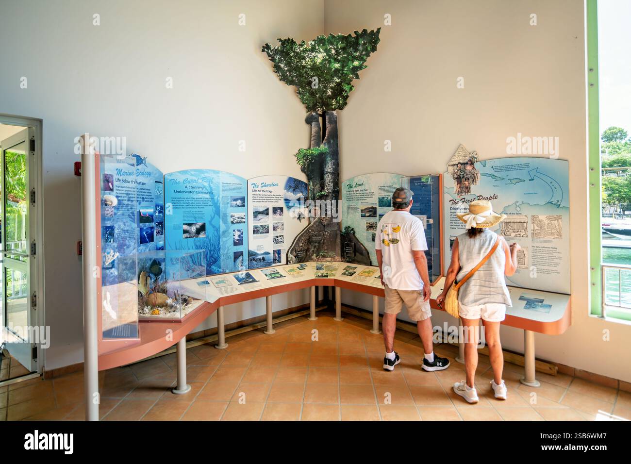 CRUZ BAY, Isole Vergini americane - la mostra del Centro visitatori del Parco Nazionale delle Isole Vergini combina esposizioni sugli ecosistemi della barriera corallina con manufatti delle prime culture dell'isola. L'installazione interpretativa educa i visitatori sia sulla vita marina che sul patrimonio indigeno. I pannelli educativi spiegano i collegamenti tra i primi abitanti e le risorse marine. Foto Stock