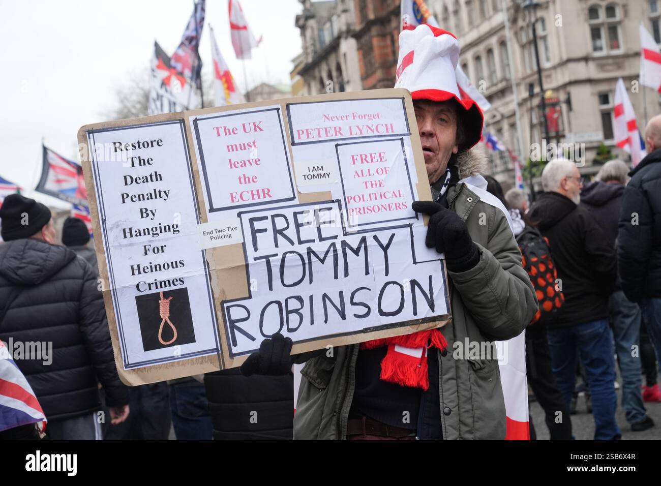 Sostenitori di Tommy Robinson durante una protesta nel centro di Londra. Robinson, il cui vero nome Stephen Yaxley-Lennon, è in isolamento in prigione dopo aver commesso disprezzo nei confronti della corte. Data foto: Sabato 1 febbraio 2025. Foto Stock