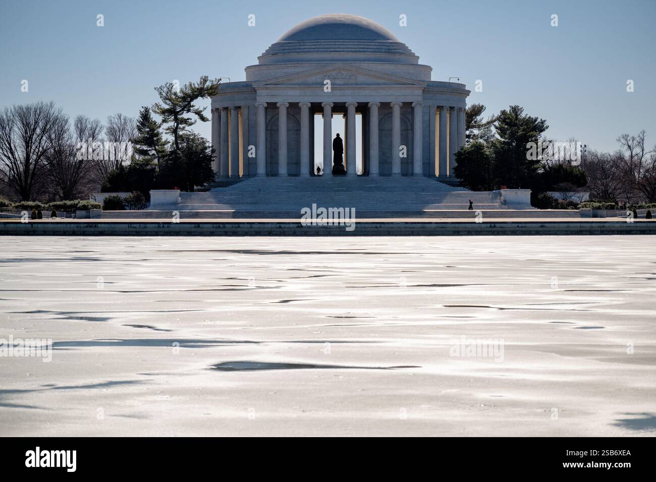 WASHINGTON DC - Ice Covers the Tidal Basin il 29 gennaio 2025, con il Jefferson Memorial visibile sullo sfondo. Il monumento neoclassico si erge contro il paesaggio invernale. La superficie ghiacciata del bacino delle maree crea un netto contrasto con il marmo bianco del monumento. Foto Stock