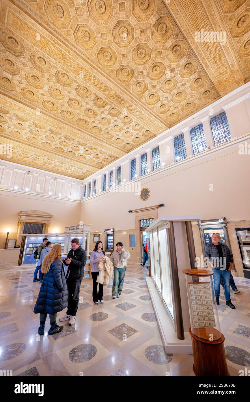 Museo e negozio di souvenir del Bureau of Engraving and Printing a Washington DC | WASHINGTON DC — Esposizioni di banconote e vetrine di articoli da regalo occupano gli spazi alla fine del tour nell’edificio principale del Bureau of Engraving and Printing, aperto nel febbraio 1914. I dettagli ornati della sala riflettono le ambizioni neoclassiche dell’architetto capo del Tesoro James Knox Taylor. Lo stabilimento di Washington del Bureau è una delle due strutture statunitensi che stampano le Federal Reserve Notes, l’altra è la Western Currency Facility a Fort Worth, Texas, dedicata nell’aprile 1991. Foto Stock