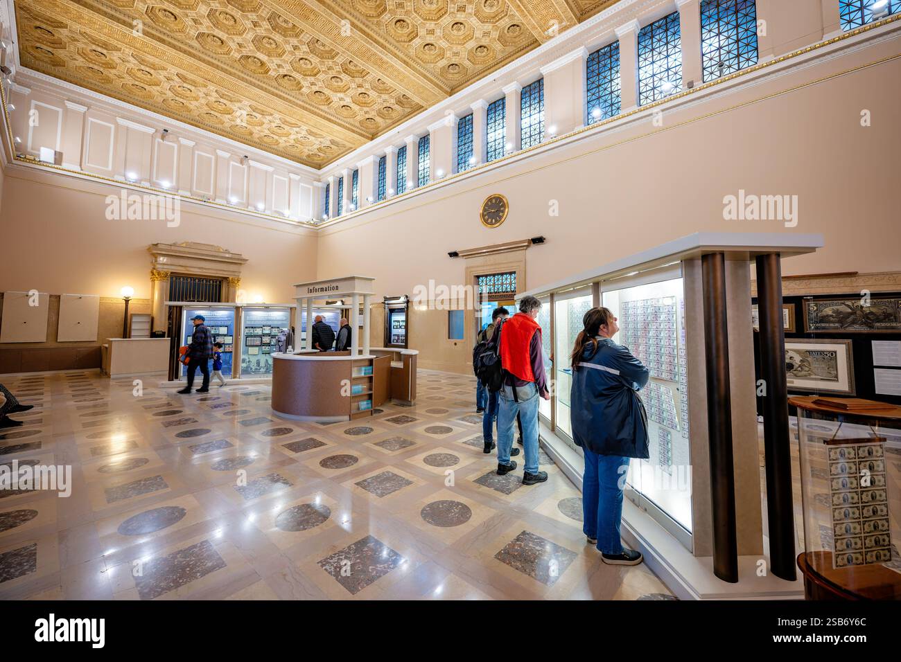 WASHINGTON DC - le mostre di valuta nello storico edificio del 1914 del Bureau of Engraving and Printing segnano la fine del percorso del tour pubblico. Queste mostre educative, ospitate in una sala ornata con pavimento in marmo, mostrano la storia e la produzione della moneta cartacea americana. Foto Stock
