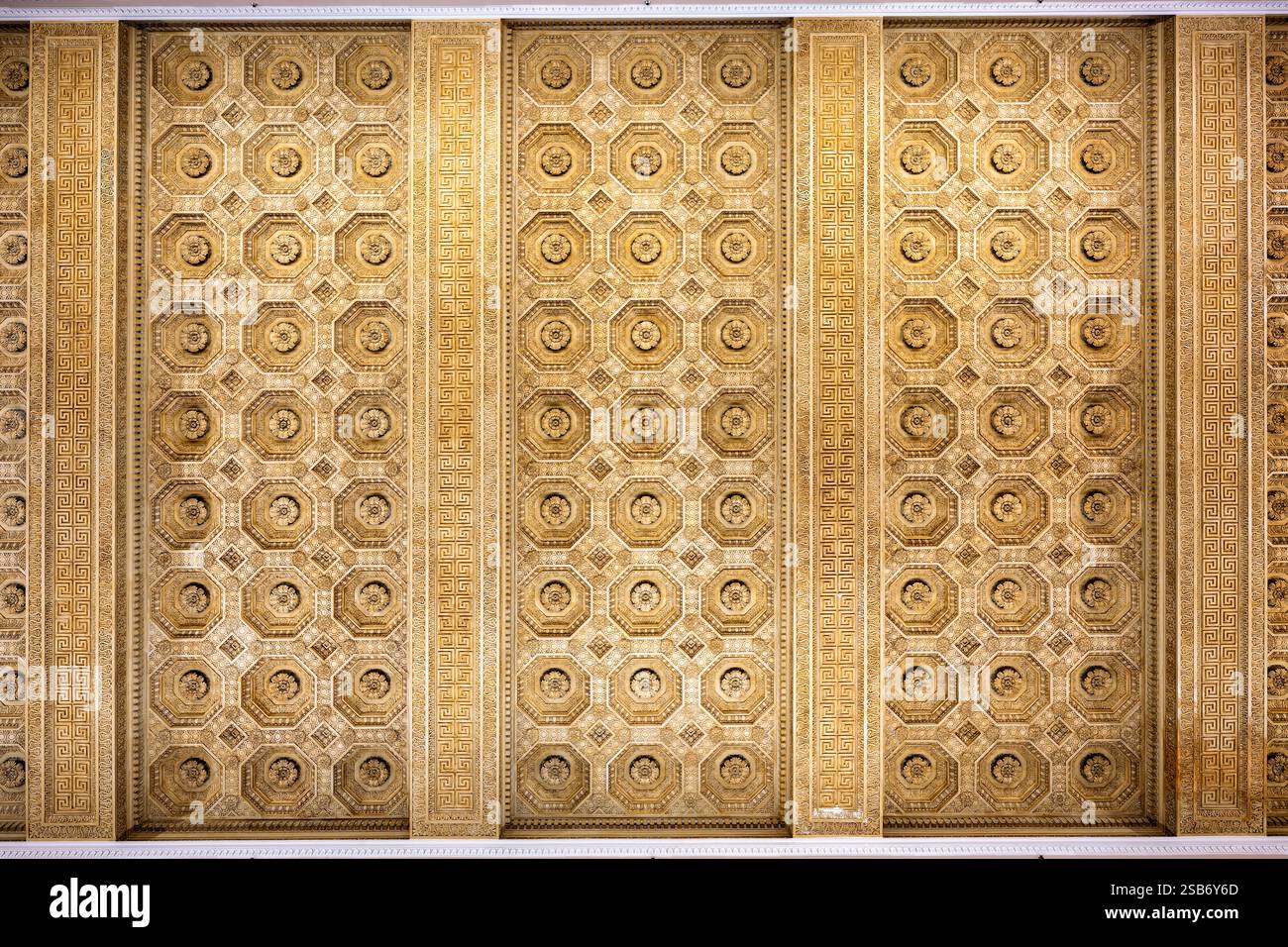 Bureau of Engraving and Printing Architettura storica soffitto a Washington DC | WASHINGTON — Un soffitto a cassettoni di rosoni ottagonali e bordi a chiave greca copre l'edificio principale del Bureau of Engraving and Printing a Washington, D.C. James Knox Taylor, architetto supervisore del Tesoro, ha progettato la struttura neoclassica, completata nel febbraio 1914 con un esterno in pietra calcarea dell'Indiana e finiture in granito. Il Bureau stampa la carta moneta degli Stati Uniti all'interno dell'edificio fin dalla sua apertura. Foto Stock