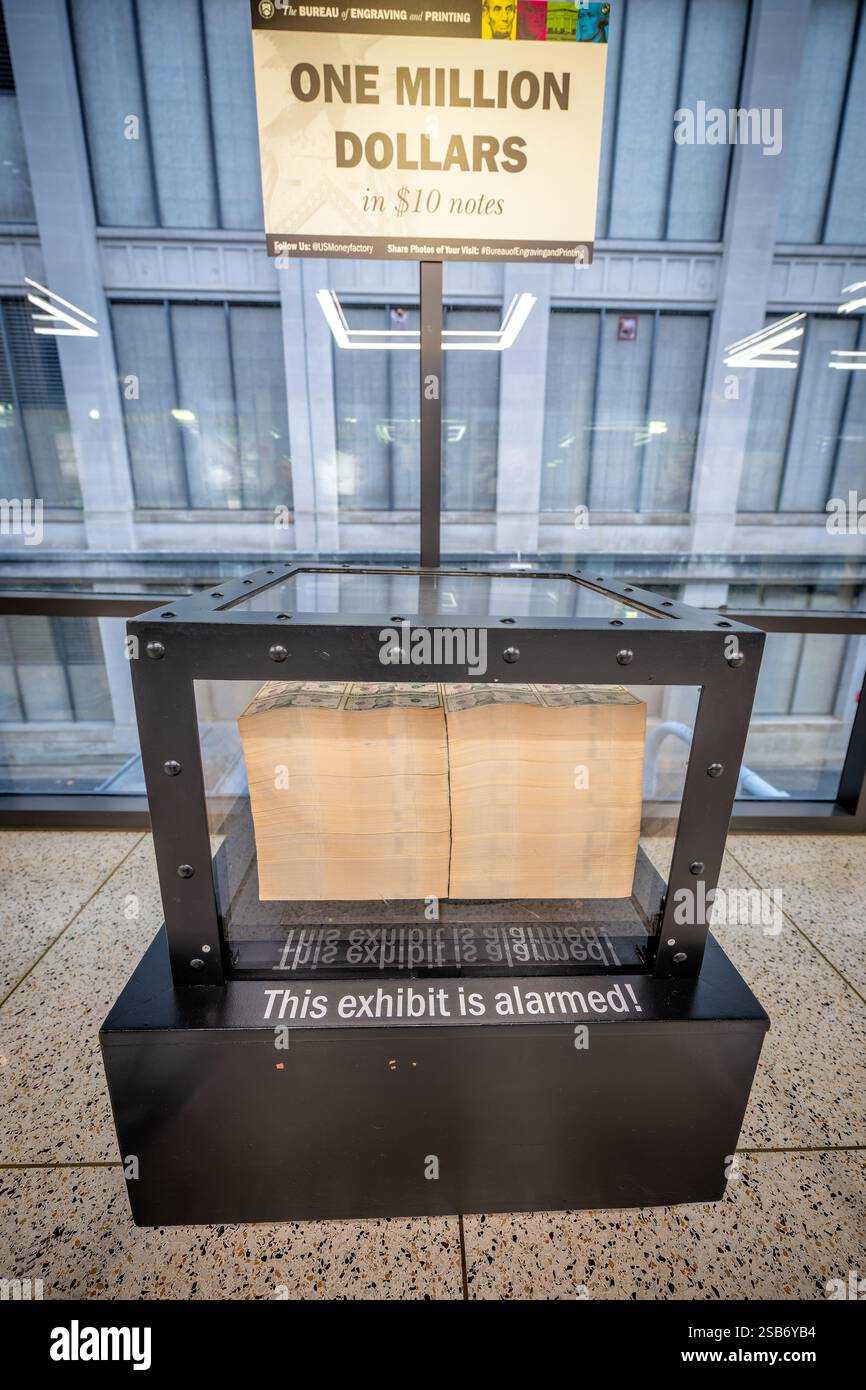 WASHINGTON DC - Una vetrina del Bureau of Engraving and Printing espone 1 milione di dollari in banconote della Federal Reserve da 10 dollari, fornendo ai visitatori una visualizzazione tangibile di questa somma in valuta americana. Questa popolare mostra della "Money Factory" dimostra il volume fisico di un milione di dollari in tagli da dieci dollari. Foto Stock
