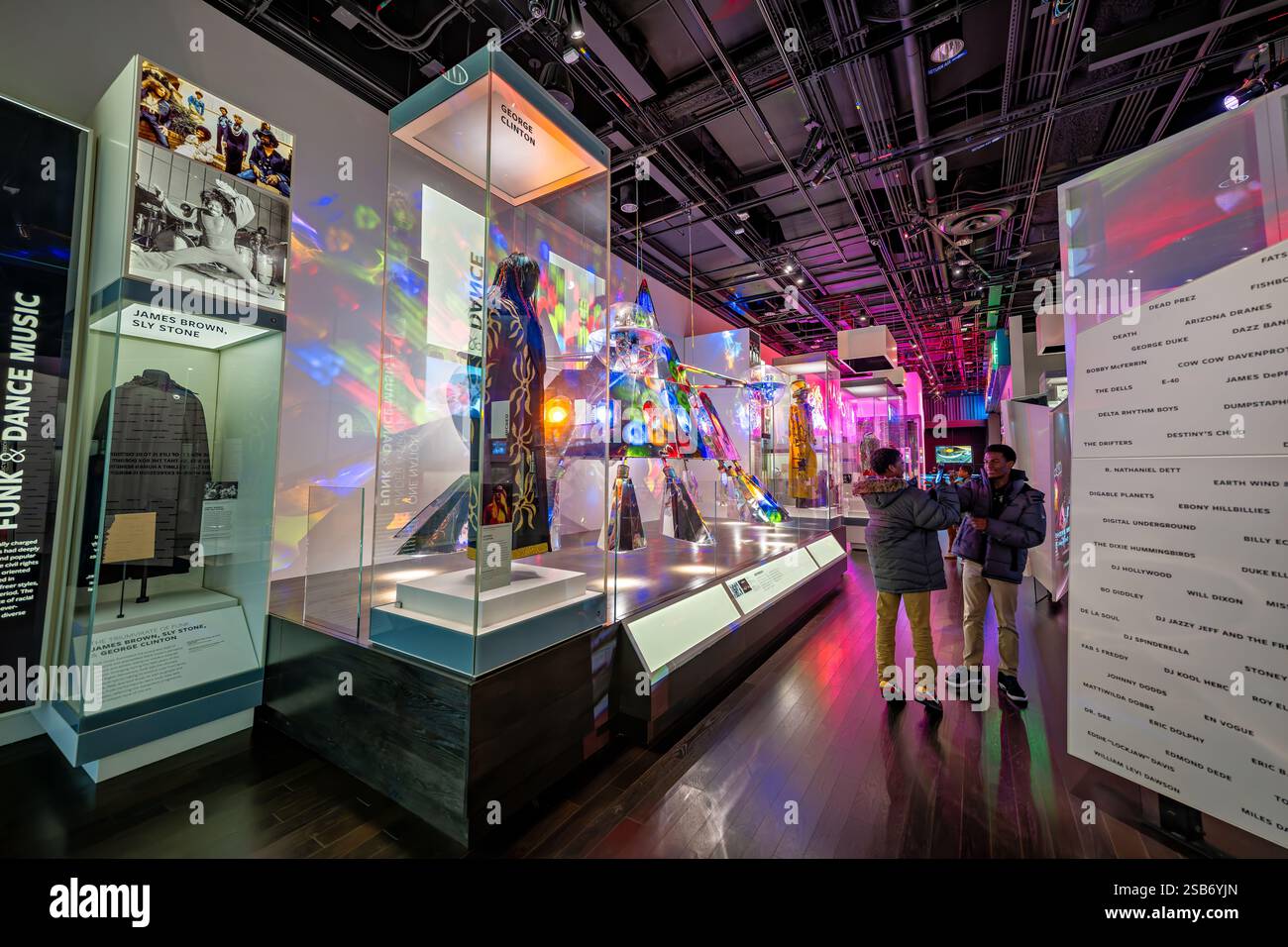 Parliament-Funkadelic Mothership presso l'African American History Museum di Washington DC | WASHINGTON D.C., Stati Uniti - la P-Funk Mothership, una replica degli anni '1990 del teatro Parliament-Funkadelic, si illumina sotto le luci colorate nella galleria Musical Crossroads presso il National Museum of African American History and Culture. Progettata da George Clinton con Peter Larkin e Jules Fisher, la navicella spaziale in metallo, plastica e vetro misura 120 x 250 x 113 pollici (305 x 635 x 287 cm) e pesa 1.500 libbre (680 kg), incarnando la navicella afrofuturista della band. Foto Stock