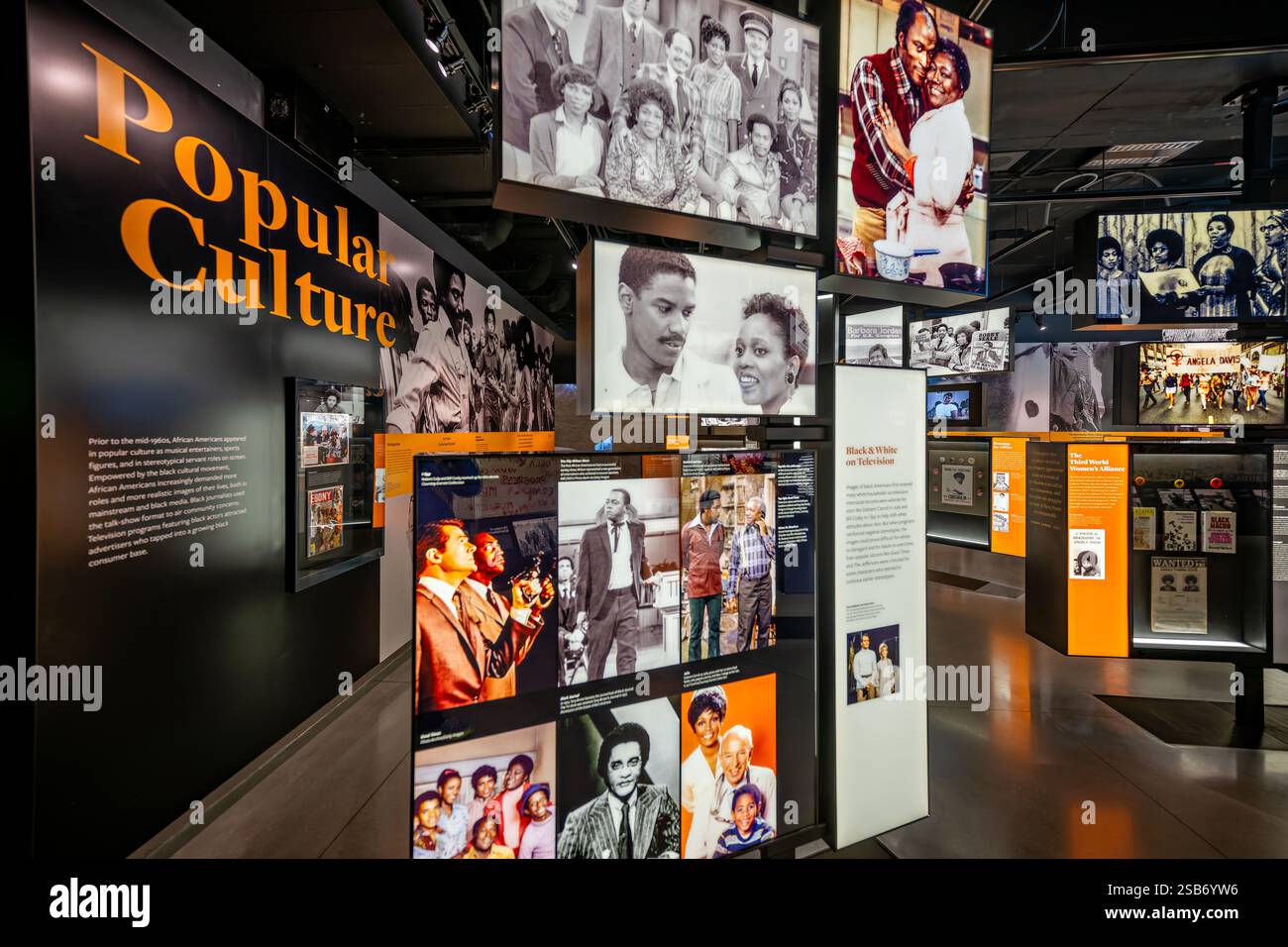 WASHINGTON DC - la mostra sulla cultura popolare del National Museum of African American History and Culture mette in mostra i contributi afroamericani all'intrattenimento, allo sport, alla musica, al cinema, alla televisione, e le arti Le esposizioni includono manufatti, cimeli e mostre interattive che documentano come gli afroamericani abbiano plasmato la cultura popolare americana dall'inizio del XX secolo fino ad oggi. Foto Stock