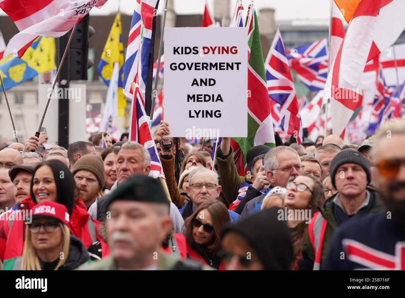 Sostenitori di Tommy Robinson durante una protesta nel centro di Londra. Robinson, il cui vero nome Stephen Yaxley-Lennon, è in isolamento in prigione dopo aver commesso disprezzo nei confronti della corte. Data foto: Sabato 1 febbraio 2025. Foto Stock