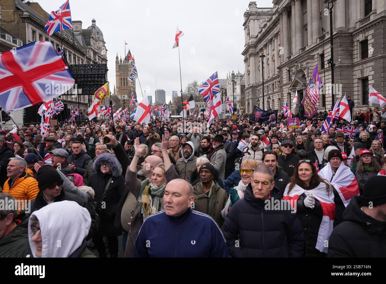 Sostenitori di Tommy Robinson durante una protesta nel centro di Londra. Robinson, il cui vero nome Stephen Yaxley-Lennon, è in isolamento in prigione dopo aver commesso disprezzo nei confronti della corte. Data foto: Sabato 1 febbraio 2025. Foto Stock