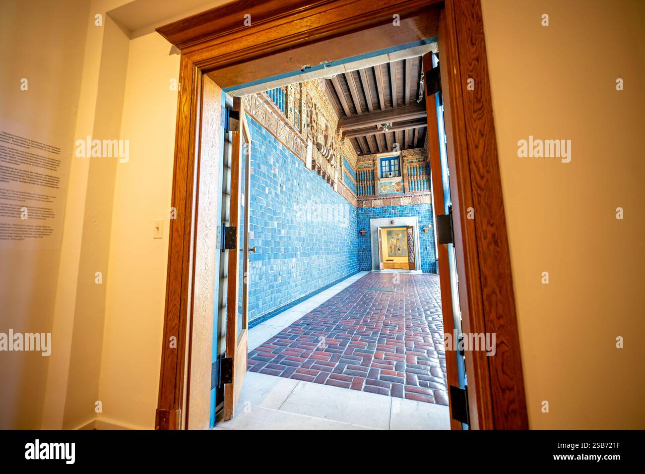 Art Museum of the Americas Courtyard Washington DC // WASHINGTON DC - il Museo d'Arte delle Americhe presenta un caratteristico cortile adornato con piastrelle ispirate ai Maya e dettagli architettonici. Situato all'interno dell'edificio del quartier generale dell'Organizzazione degli Stati americani, lo spazio interno mostra elementi e modelli precolombiani. Lo storico cortile esemplifica la dedizione dell'istituzione a preservare e mostrare il patrimonio culturale latino-americano. Foto Stock