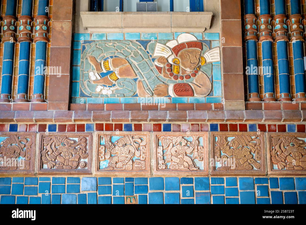 Art Museum of the Americas Maya Tile Work Washington DC // WASHINGTON DC - il Museo d'Arte delle Americhe presenta un caratteristico cortile adornato con piastrelle ispirate ai Maya e dettagli architettonici. Situato all'interno dell'edificio del quartier generale dell'Organizzazione degli Stati americani, lo spazio interno mostra elementi e modelli precolombiani. Lo storico cortile esemplifica la dedizione dell'istituzione a preservare e mostrare il patrimonio culturale latino-americano. Foto Stock