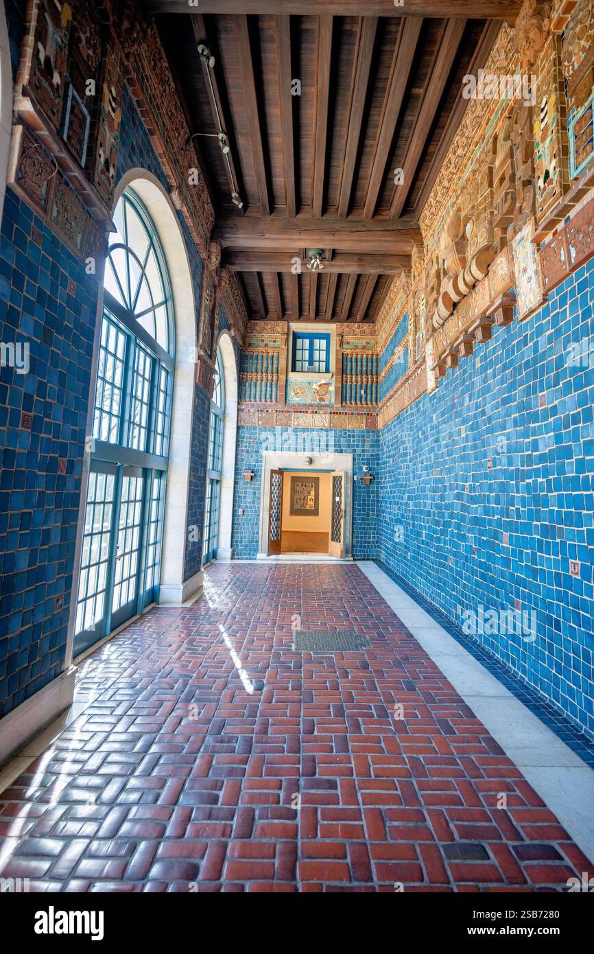 Art Museum of the Americas Courtyard Washington DC // WASHINGTON DC - il Museo d'Arte delle Americhe presenta un caratteristico cortile adornato con piastrelle ispirate ai Maya e dettagli architettonici. Situato all'interno dell'edificio del quartier generale dell'Organizzazione degli Stati americani, lo spazio interno mostra elementi e modelli precolombiani. Lo storico cortile esemplifica la dedizione dell'istituzione a preservare e mostrare il patrimonio culturale latino-americano. Foto Stock