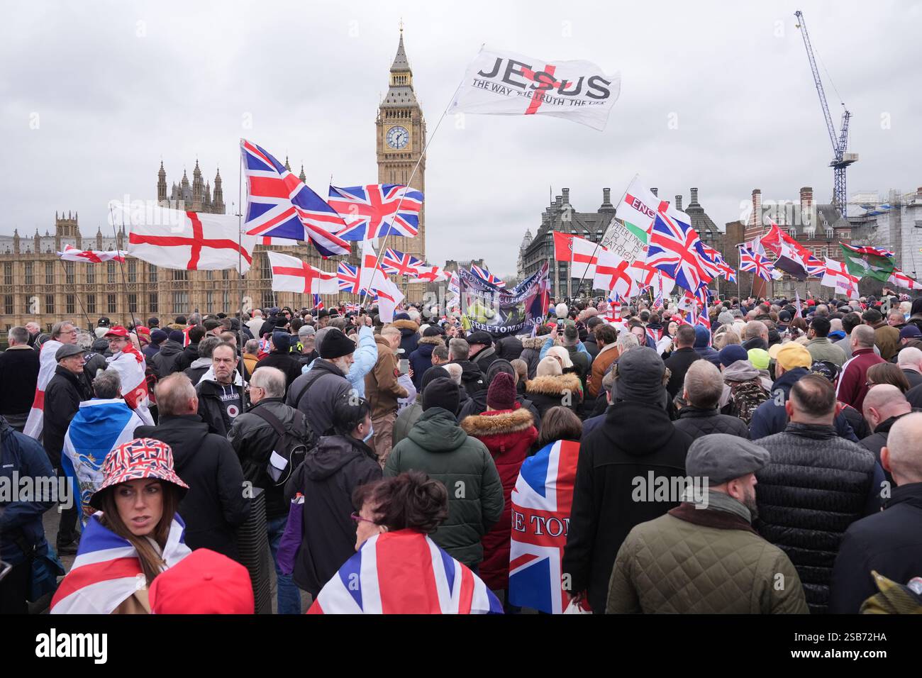 Sostenitori di Tommy Robinson durante una protesta nel centro di Londra. Robinson, il cui vero nome Stephen Yaxley-Lennon, è in isolamento in prigione dopo aver commesso disprezzo nei confronti della corte. Data foto: Sabato 1 febbraio 2025. Foto Stock