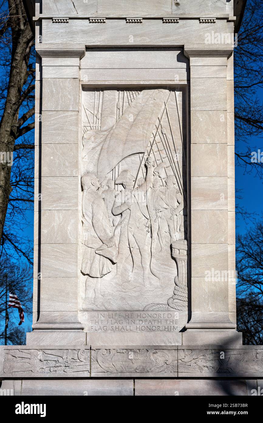 WASHINGTON DC - la statua in bronzo del commodoro John Paul Jones si trova a Independence Avenue e Seventeenth Street SW. Creato dallo scultore Charles Henry Niehaus e dall'architetto Thomas Hastings nel 1912, il memoriale raffigura l'eroe navale della Guerra d'indipendenza in abito da ufficiale d'epoca. Il pilone di marmo presenta simboli militari e un rilievo che mostra Jones che innalza la prima bandiera americana su una nave da guerra americana, commemorando la sua famosa dichiarazione "resa? Non ho ancora iniziato a combattere!” Foto Stock