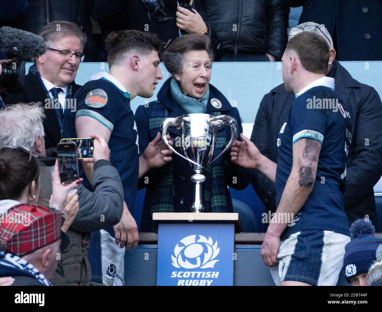 7) Rory Darge (CO-CAPTAIN) e Finn Russell con la Cuttitta Cup dopo la vittoria della Scozia contro l'Italia nelle 6 Nazioni, Edimburgo, Scozia, 1 febbraio 2025, Foto Stock