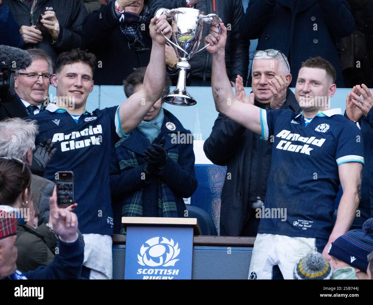 7) Rory Darge (CO-CAPTAIN) e Finn Russell con la Cuttitta Cup dopo la vittoria della Scozia contro l'Italia nelle 6 Nazioni, Edimburgo, Scozia, 1 febbraio 2025, Foto Stock