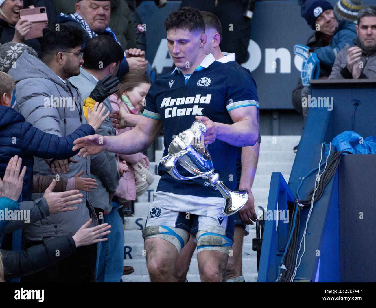 7) Rory Darge (CO-CAPTAIN) con la Cuttitta Cup dopo la vittoria della Scozia contro l'Italia nelle 6 Nazioni, Edimburgo, Scozia, 1 febbraio 2025, Foto Stock