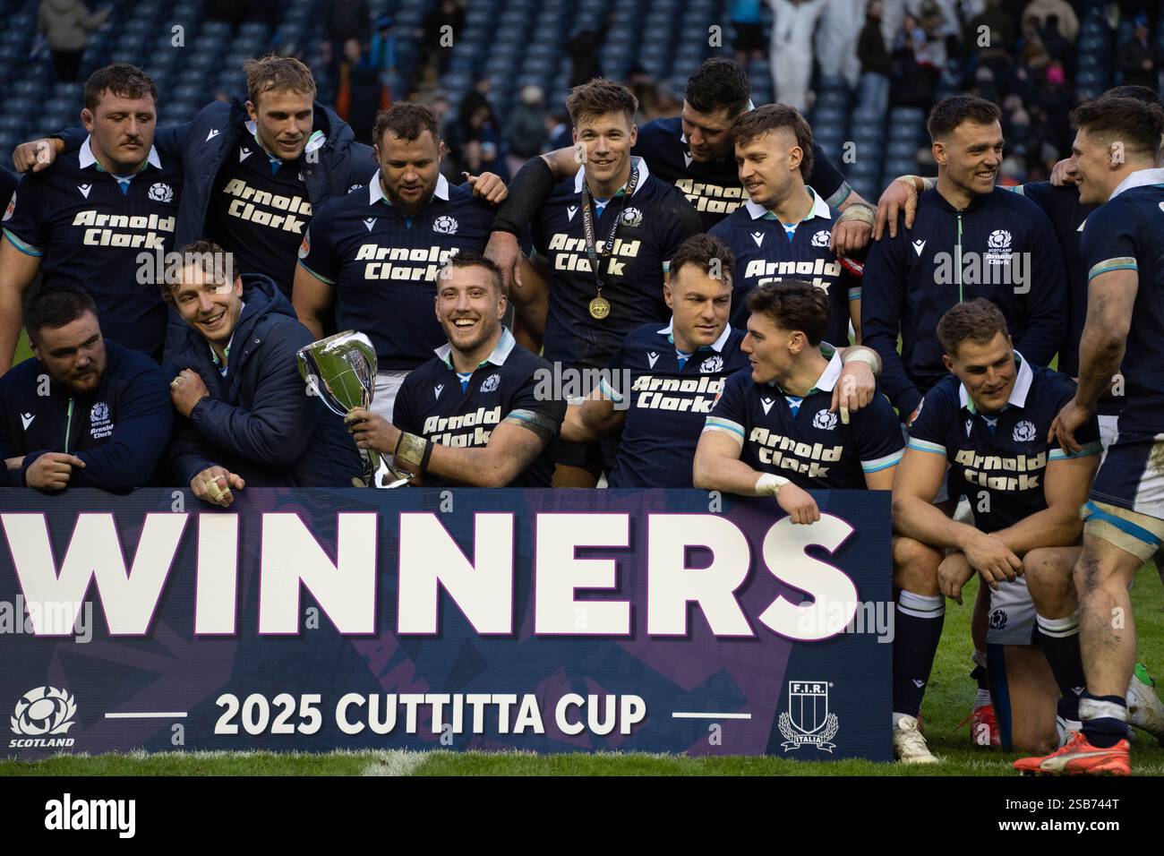 La squadra scozzese con la Cuttitta Cup dopo la vittoria della Scozia contro l'Italia nelle 6 Nazioni, Edimburgo, Scozia, 1 febbraio 2025, Foto Stock