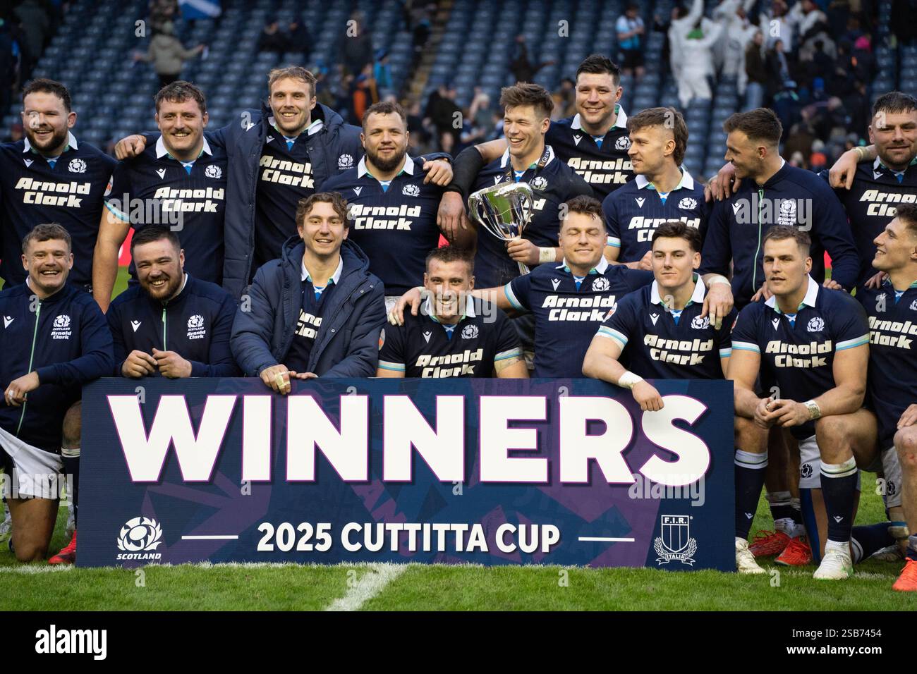 La squadra scozzese con la Cuttitta Cup dopo la vittoria della Scozia contro l'Italia nelle 6 Nazioni, Edimburgo, Scozia, 1 febbraio 2025, Foto Stock