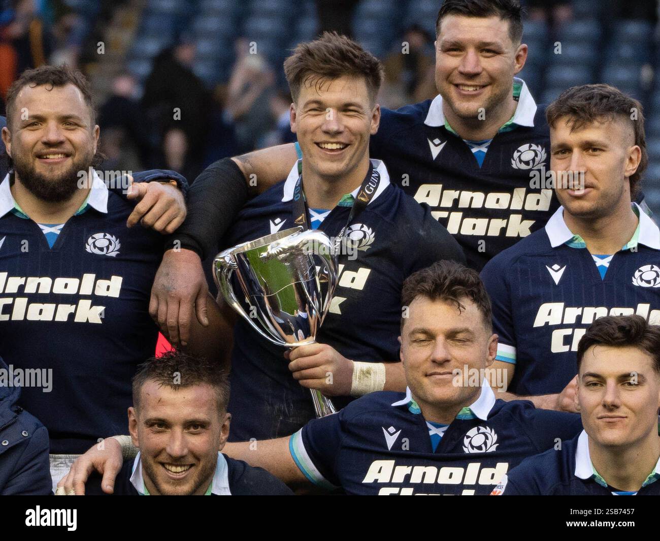 13) Huw Jones con la Cuttitta Cup dopo la vittoria della Scozia contro l'Italia nelle 6 Nazioni, Edimburgo, Scozia, 1 febbraio 2025, Foto Stock