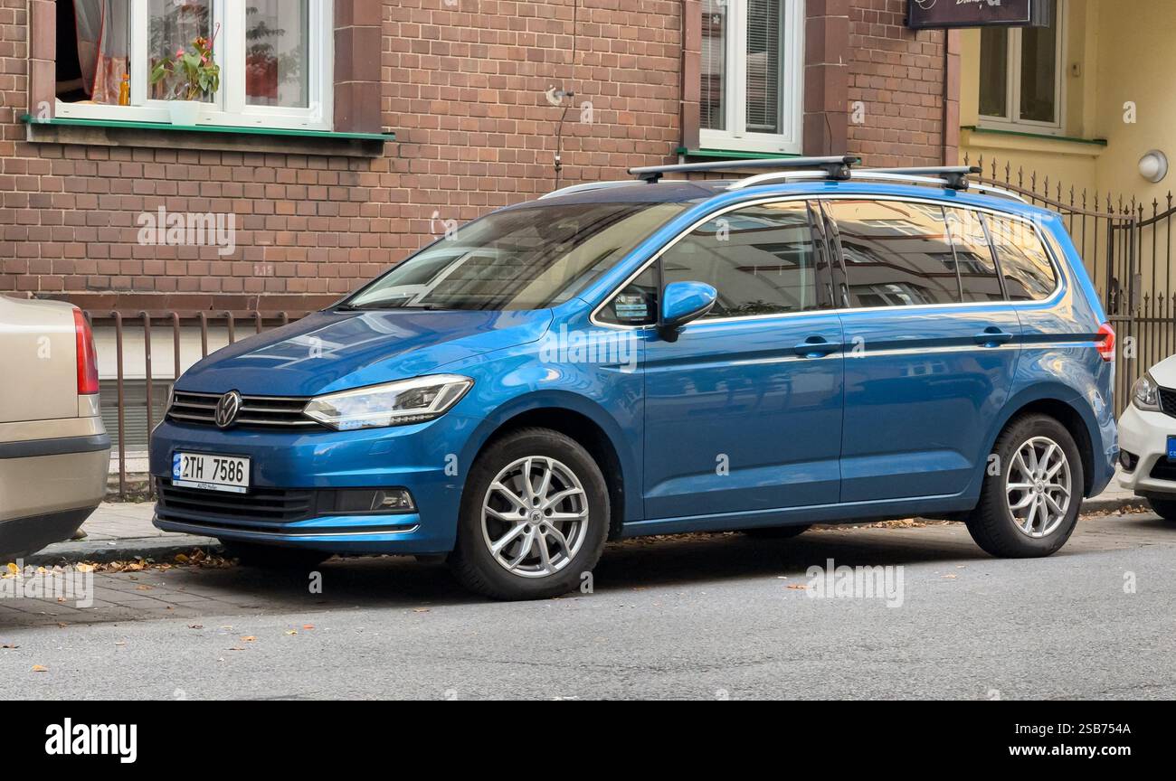 OSTRAVA, CECHIA - 25 OTTOBRE 2024: Auto Volkswagen Touran II MPV blu parcheggiata in strada Foto Stock
